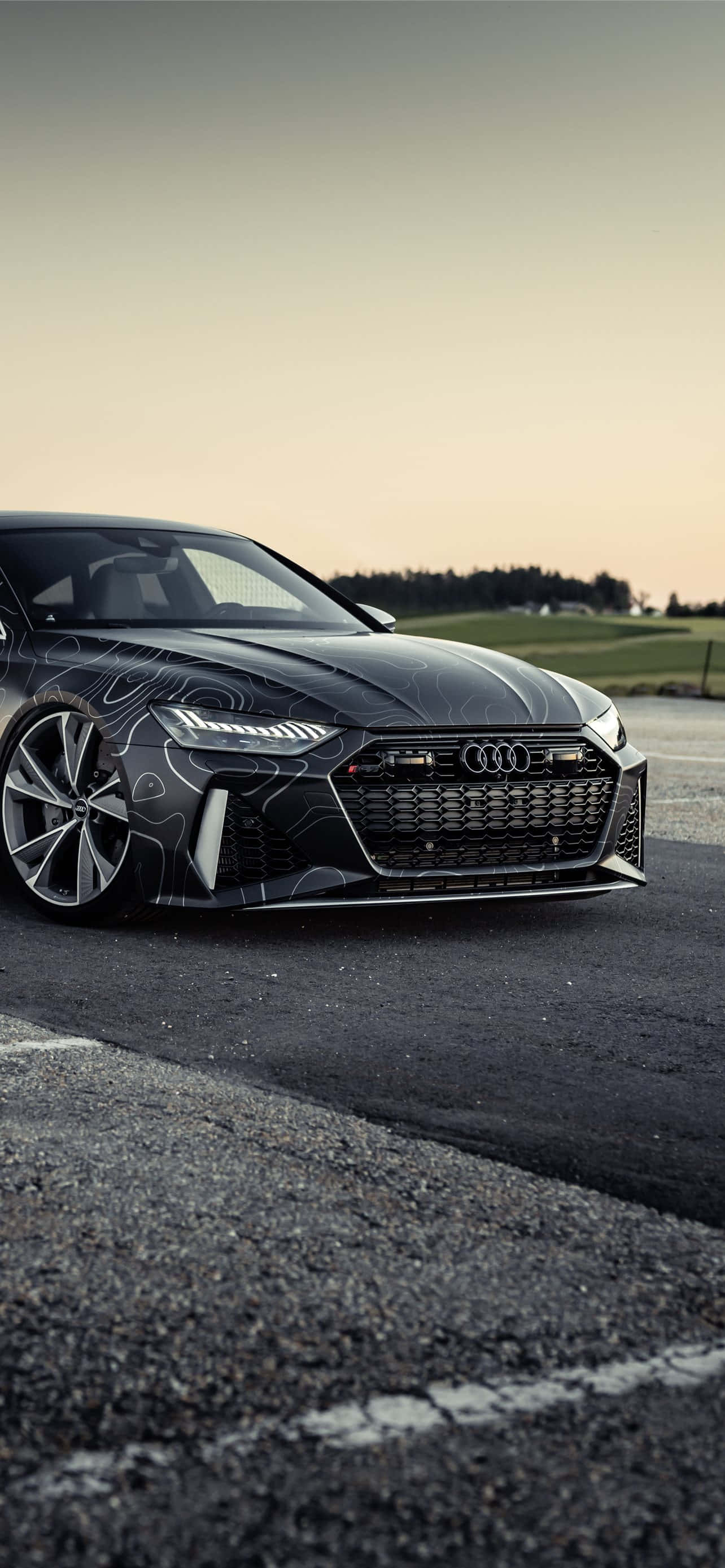 Впечатлящ Audi, паркиран в градска среда Тапет