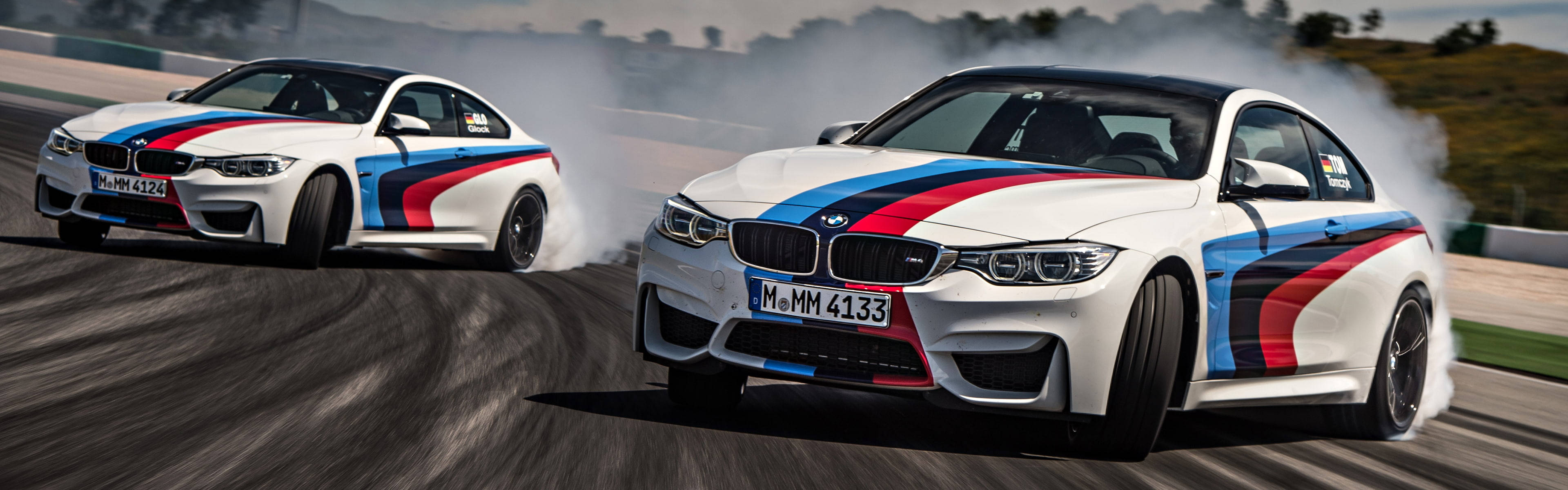 Вълнуващото каране на дрифт кола BMW M4 на пистата Тапет
