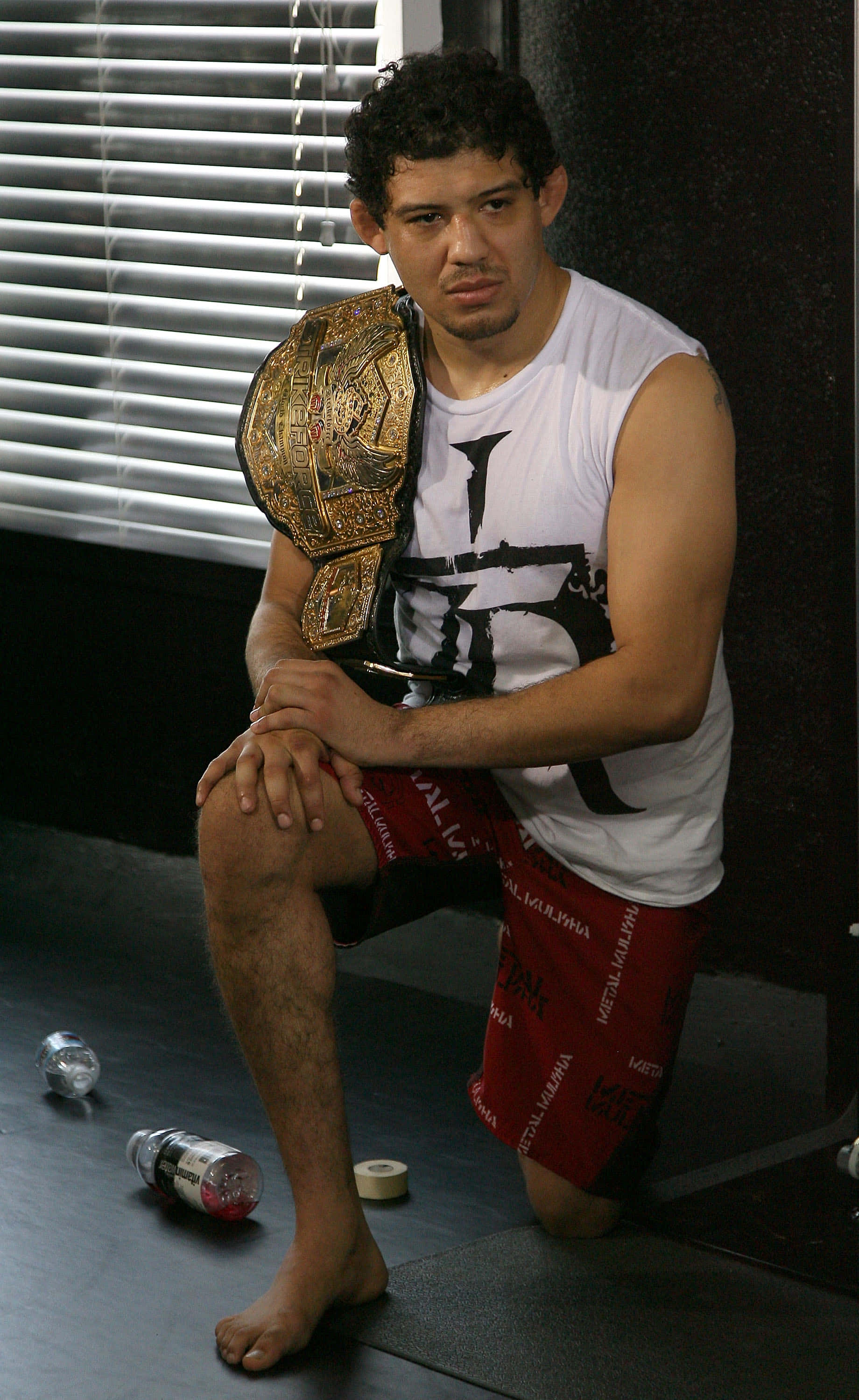 Гилберт Мелендес Strikeforce лека шампион коленопреклонен Тапет