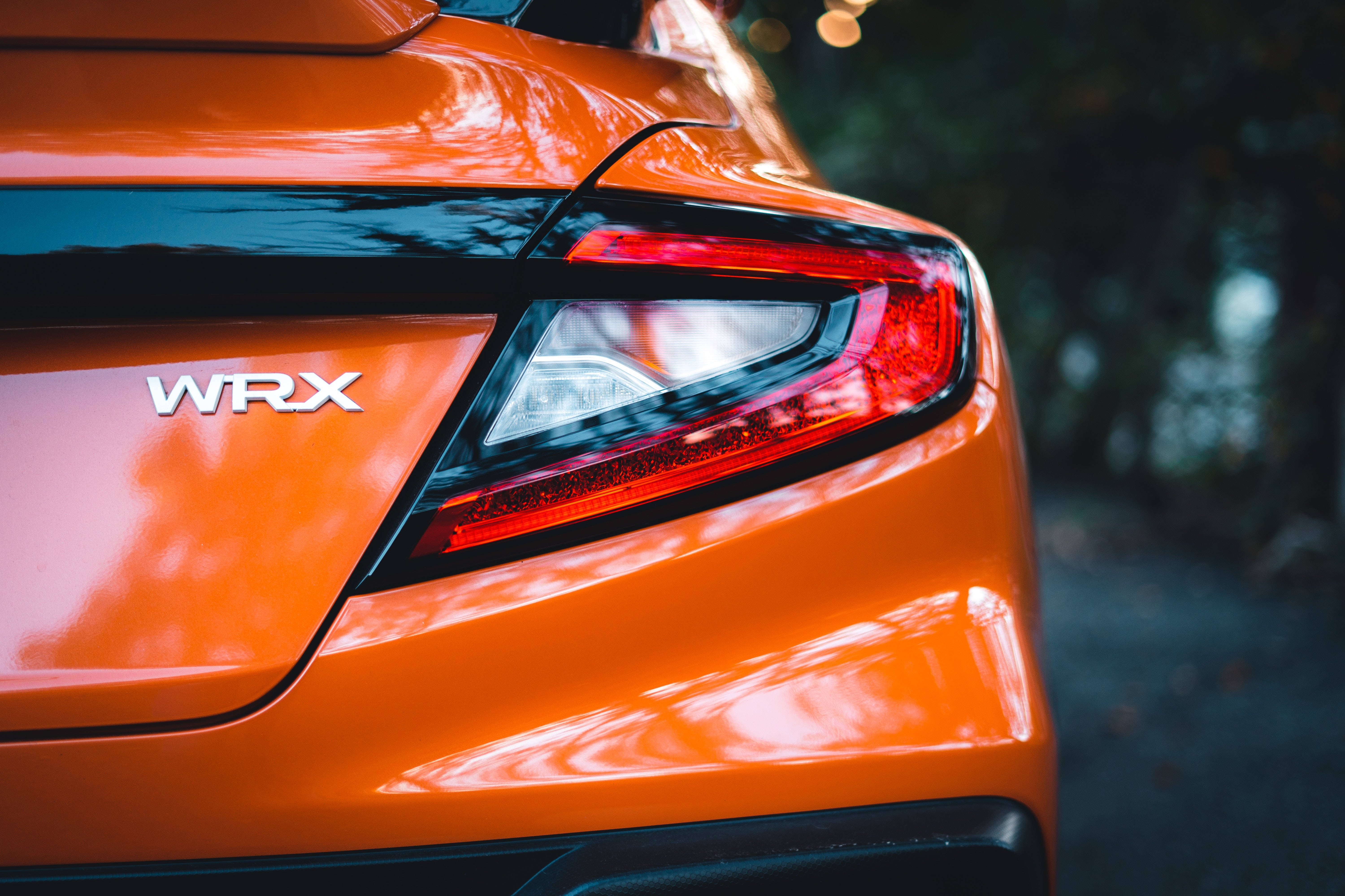 Гланцово оранжев Subaru WRX STI 4K Тапет