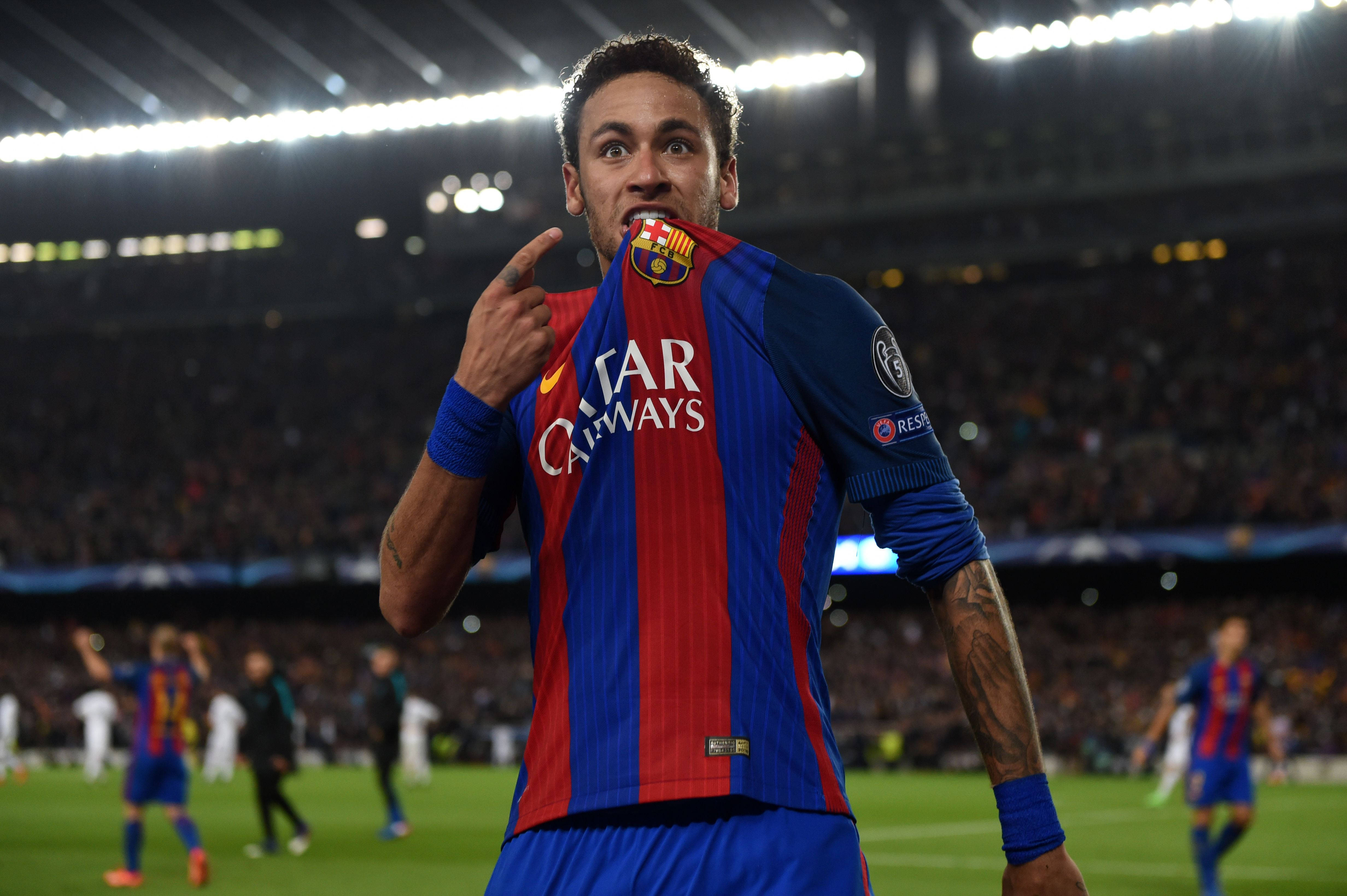 Готина снимка на Неймар младши, показващ екипа си