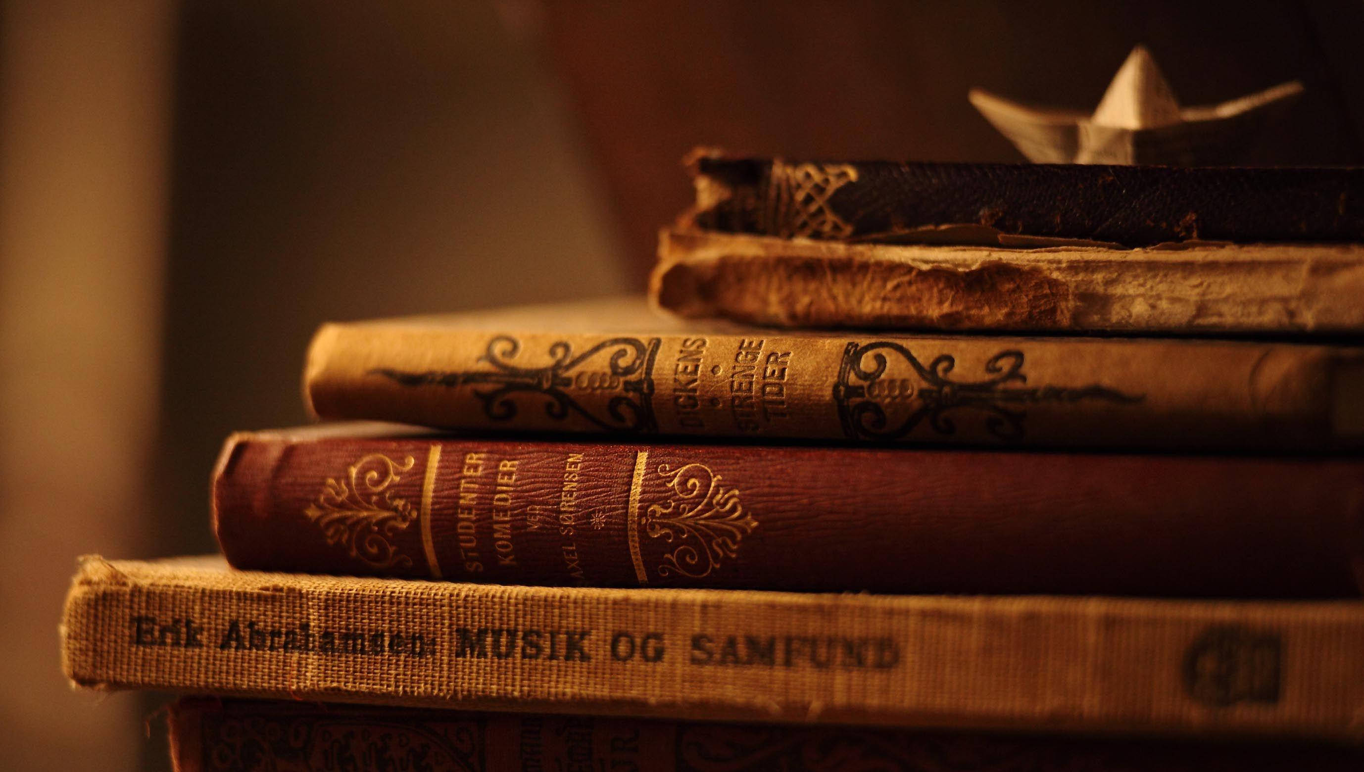 Готини старинни книги и хартиена лодка Тапет