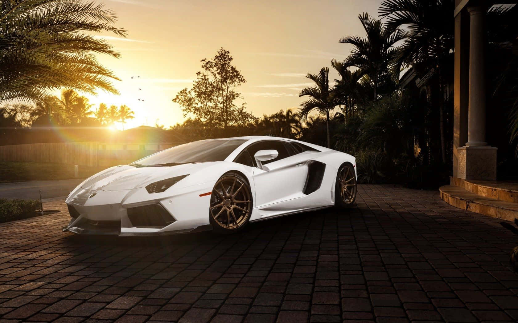 Готино бяло Lamborghini Aventador по залез Тапет