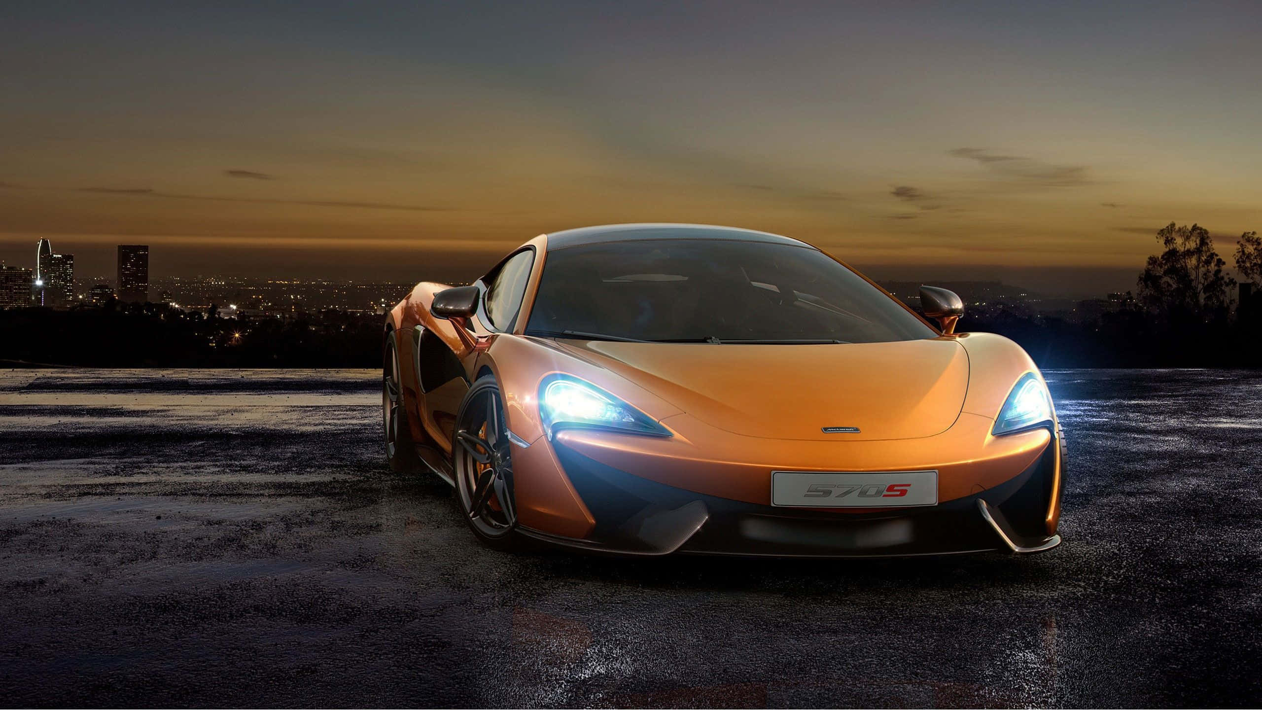 Готична снимка на жълта кола McLaren Тапет
