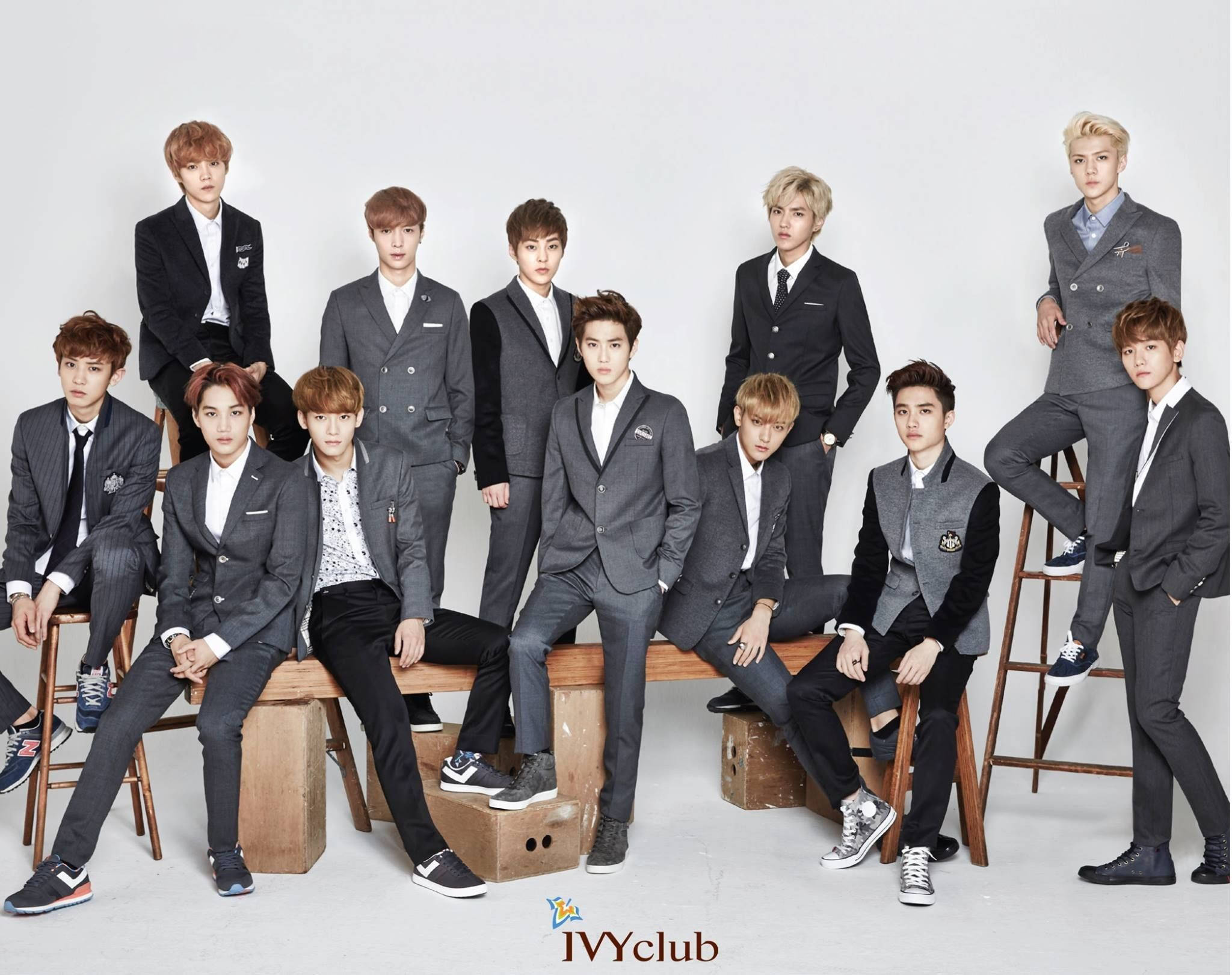Група EXO в униформи на Ivy Club Тапет