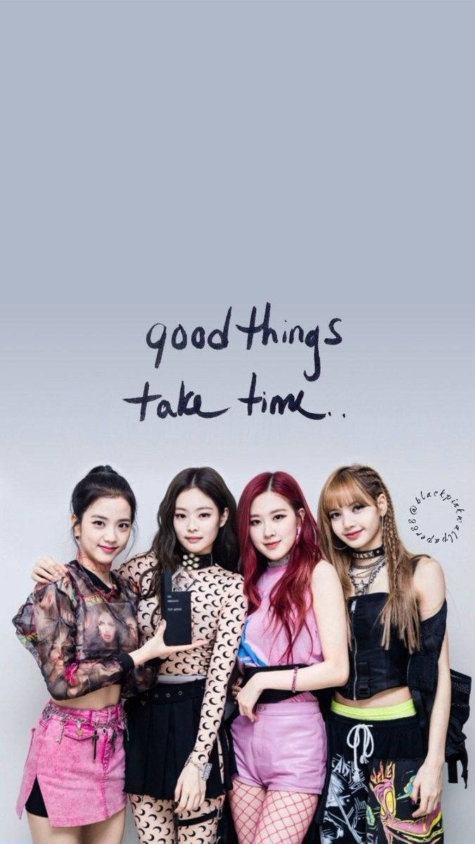 Blackpink членове с графичен текст Good Things Take Time тапет