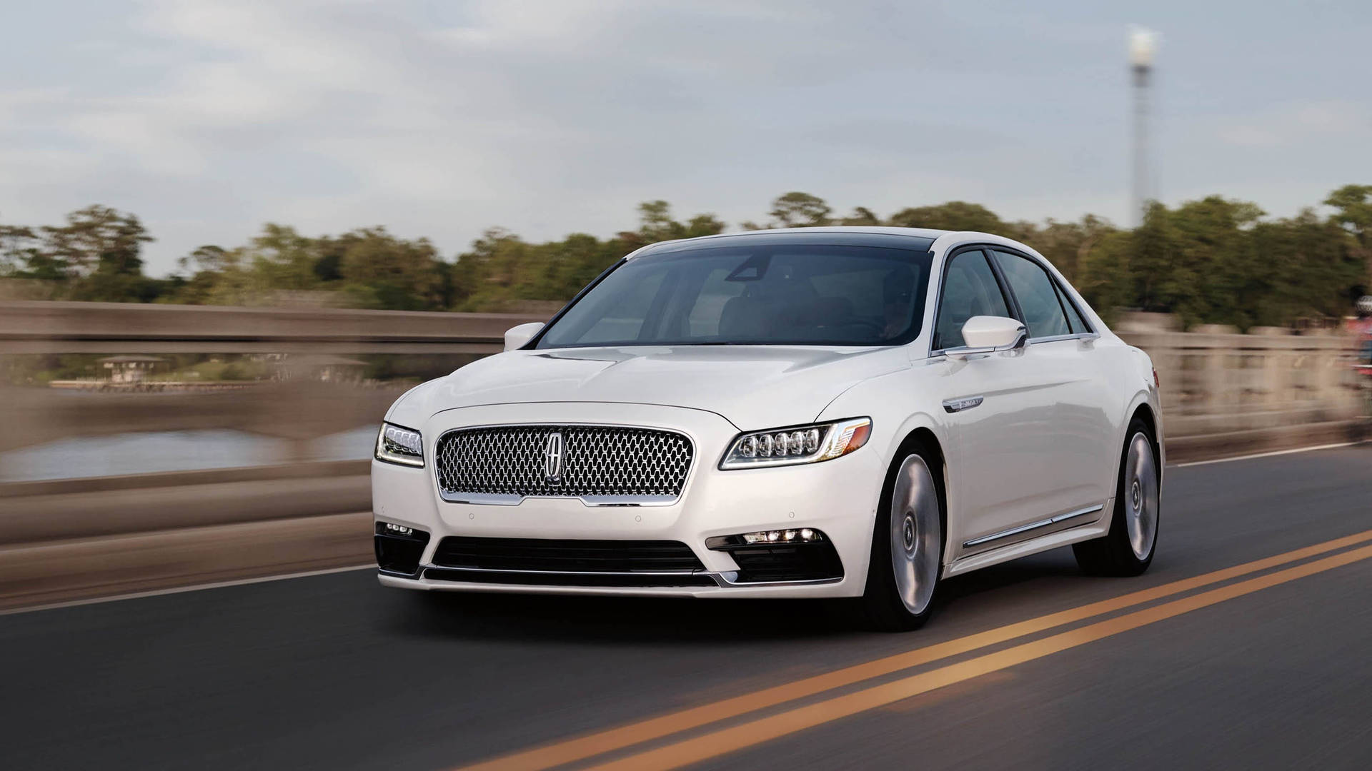 Бял Lincoln Continental 2017 на мост