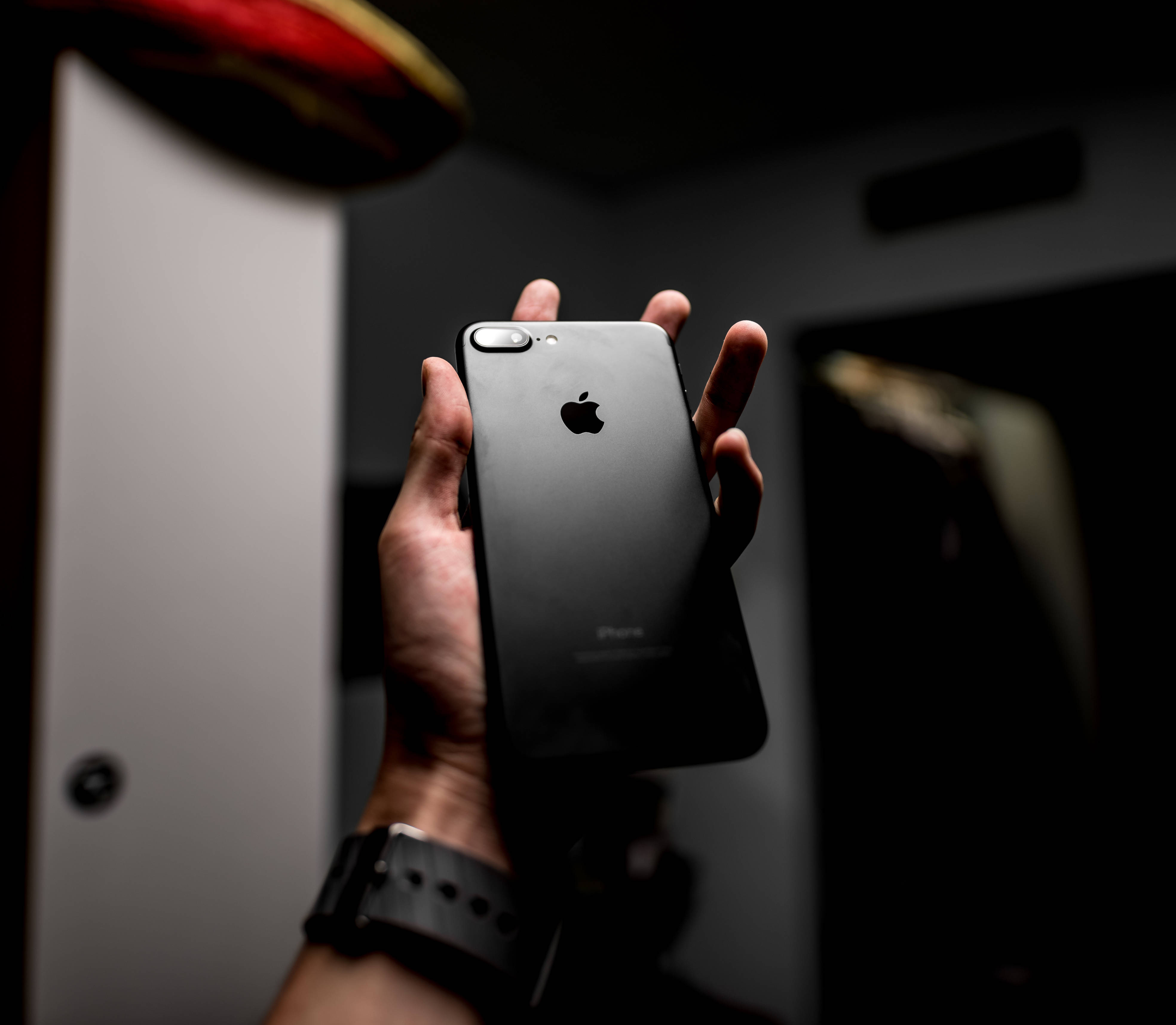 Елегантен iPhone 8 с привлекателен фон Тапет