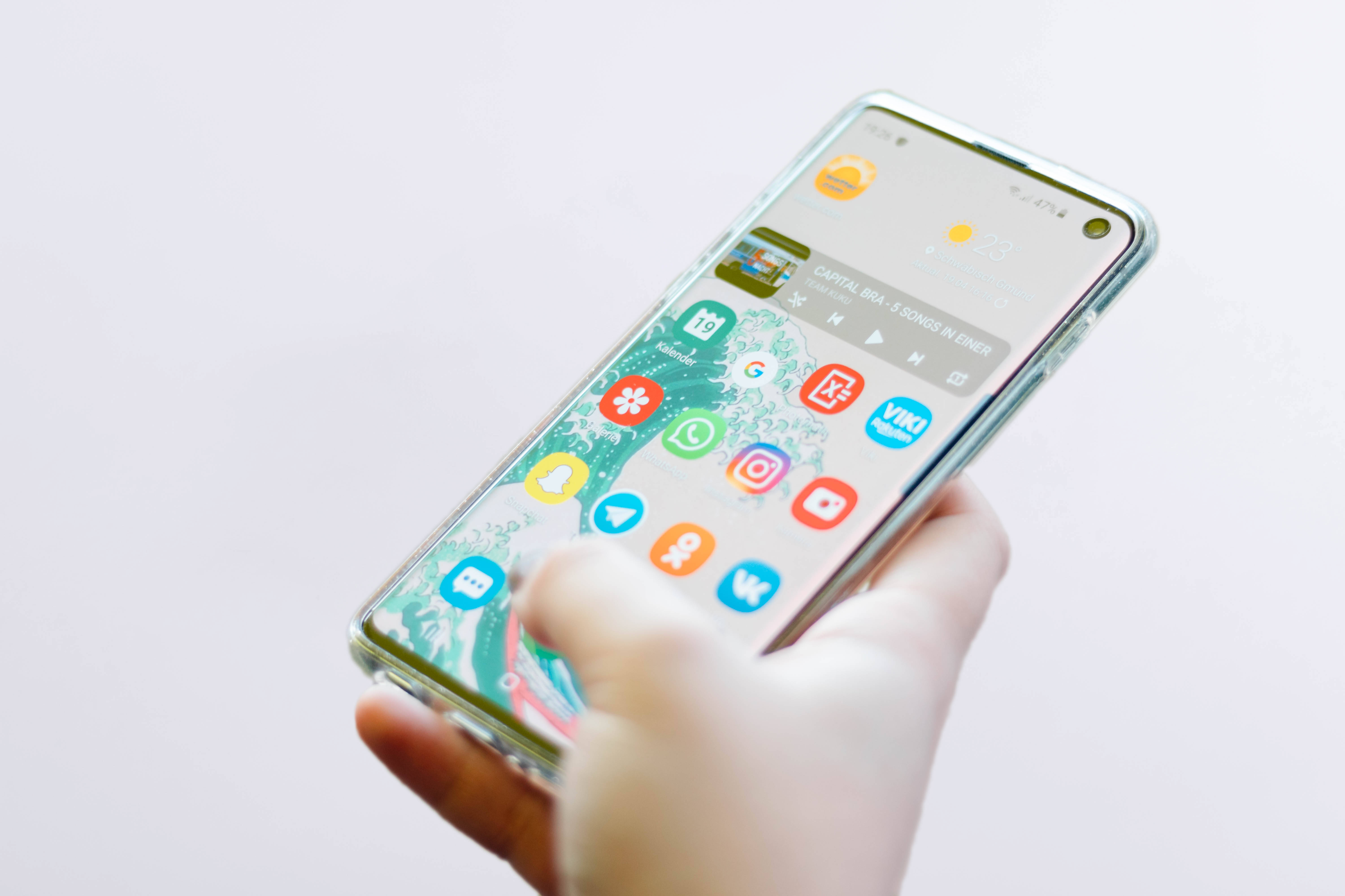 Елегантен Samsung Galaxy S10 в ярка обстановка Тапет