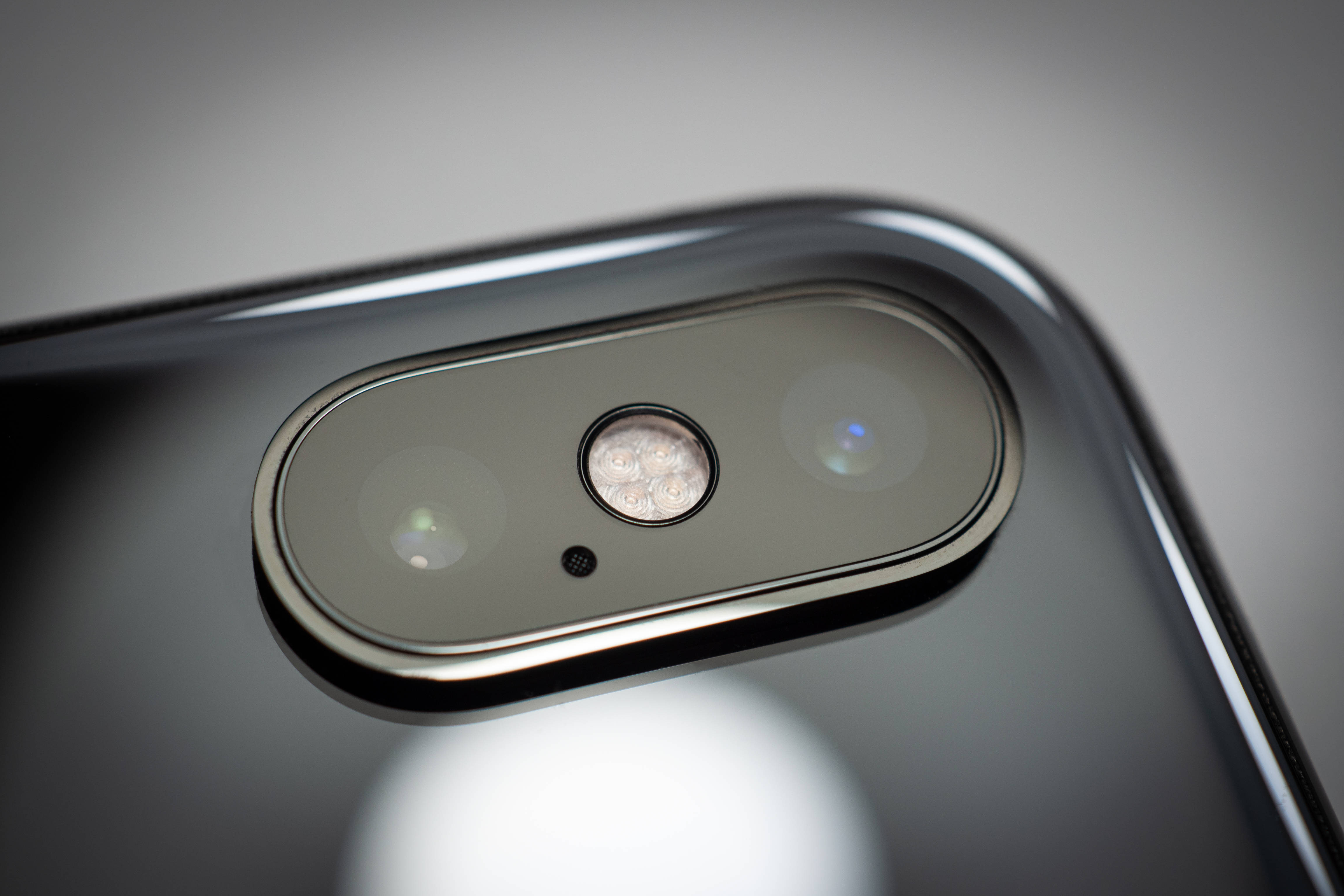 Елегантен изглед на iPhone Xs във вода Тапет