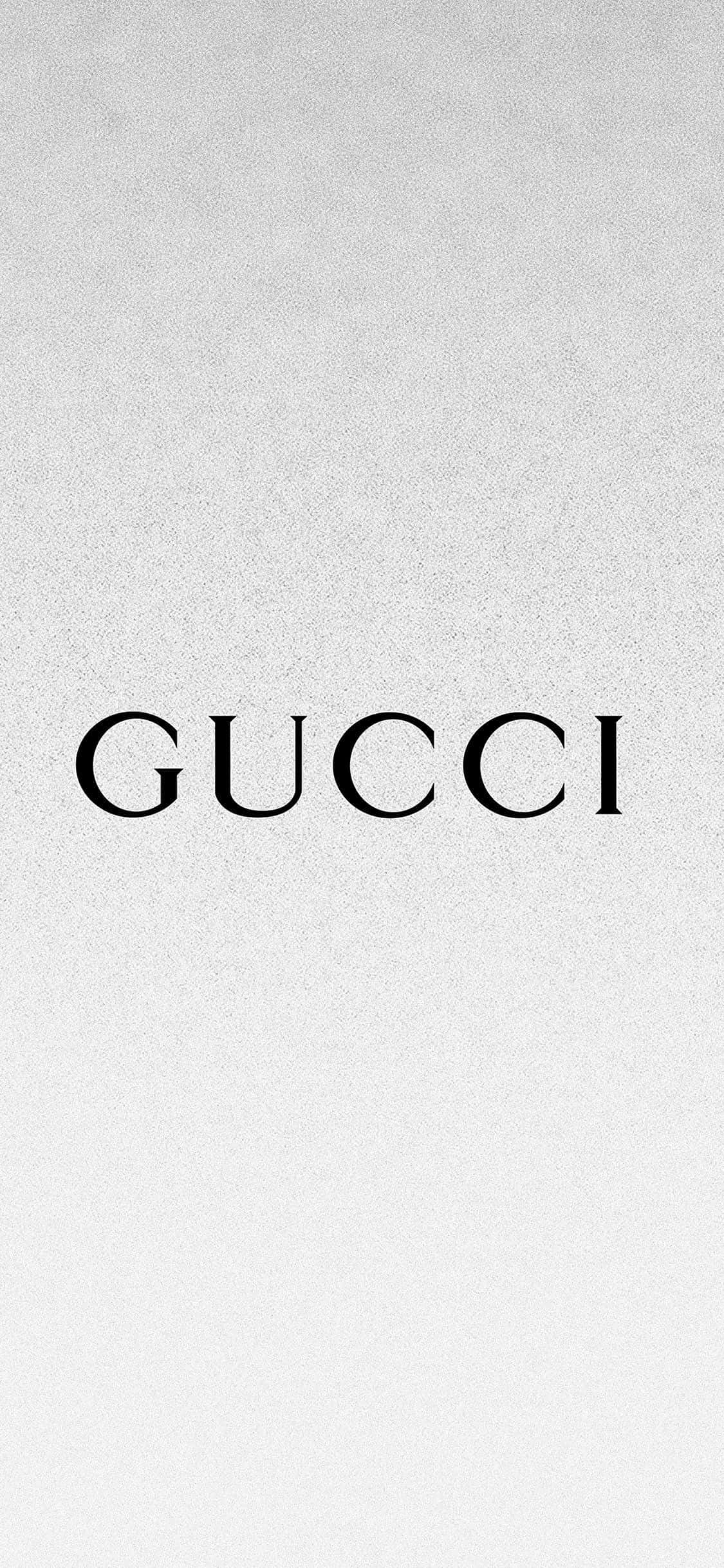 Елегантен сребристо-бял фон с текст Gucci Тапет