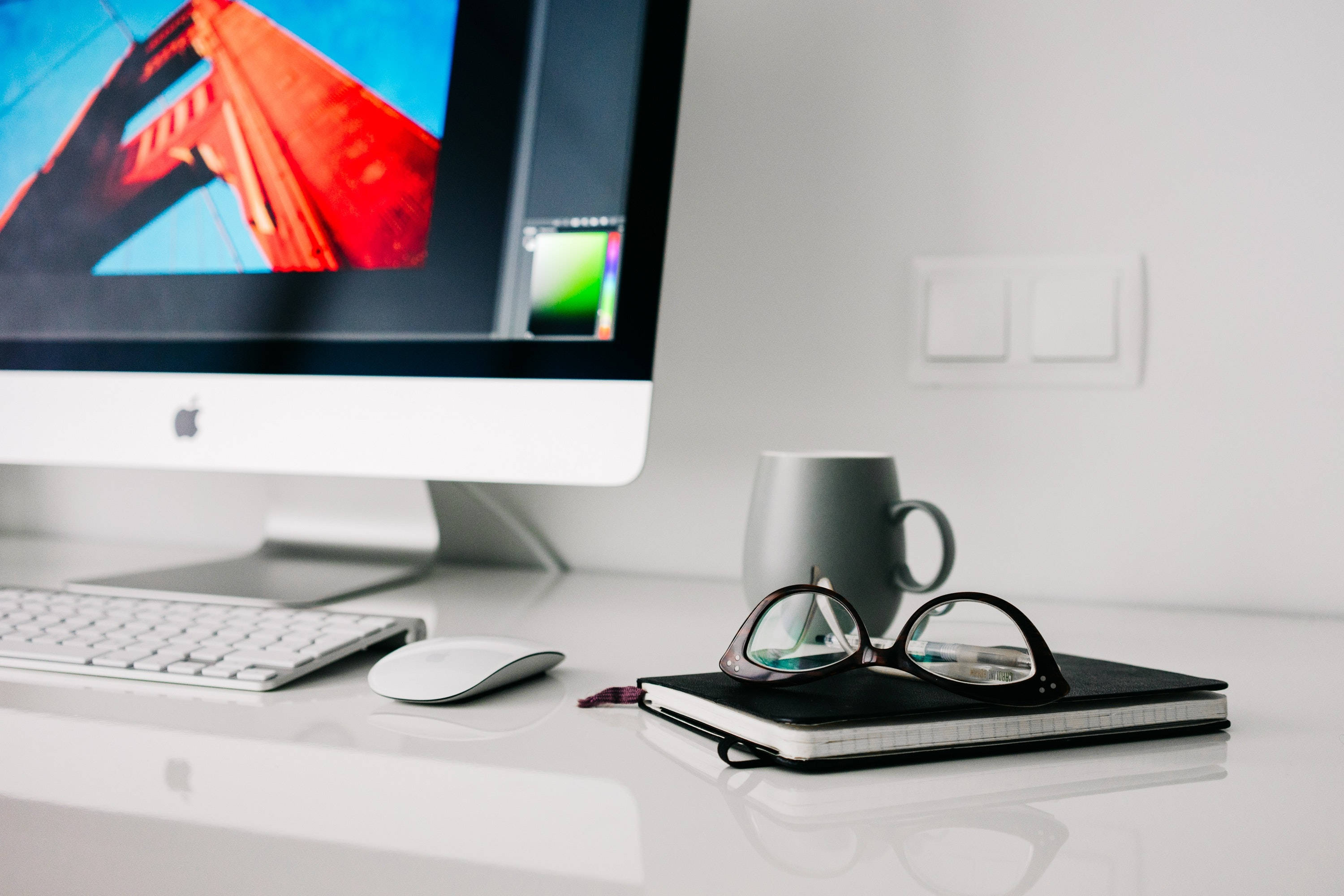 Елегантна работна станция Mac на чисто дървено бюро Тапет