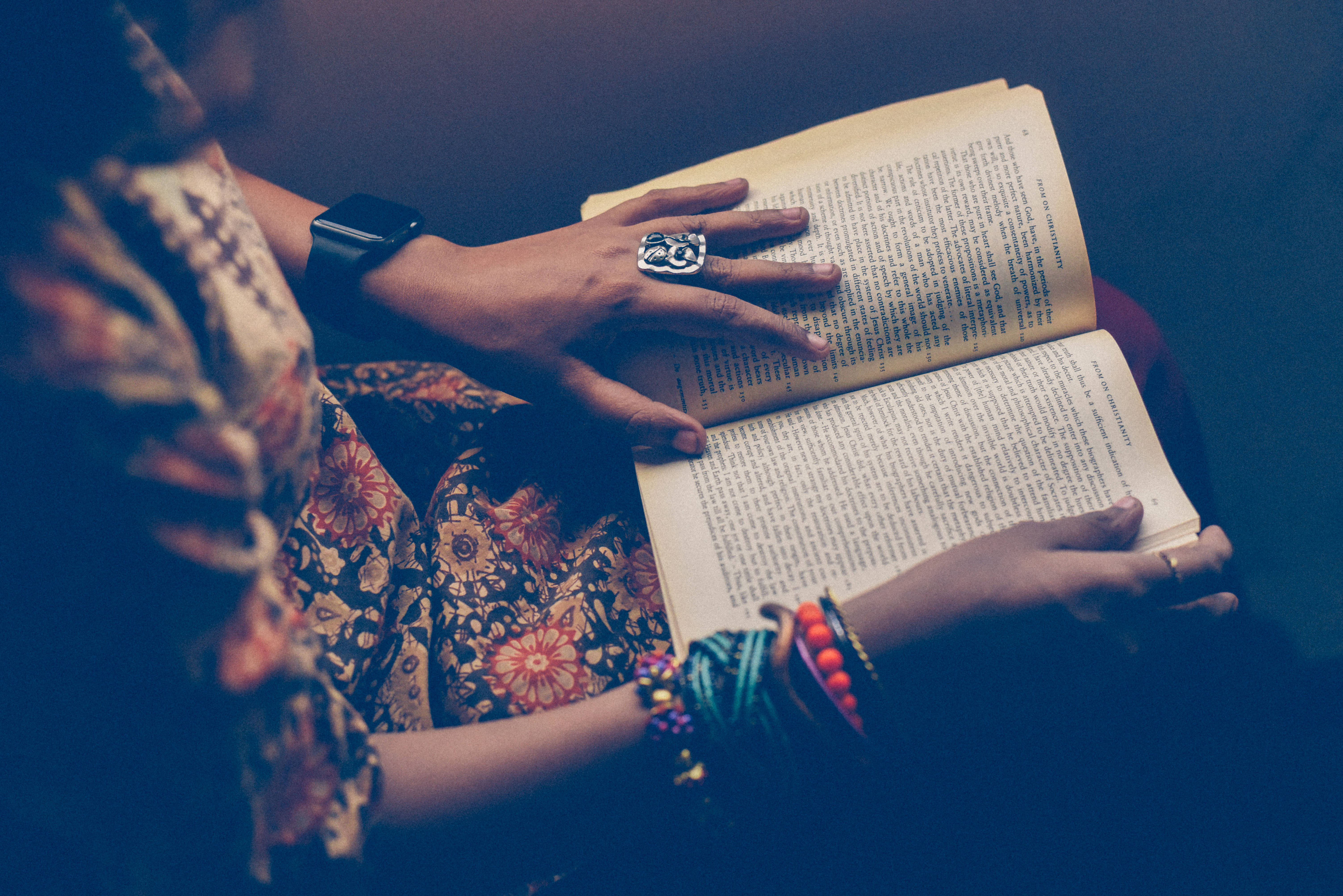 Естетика на молитвена книга Тапет