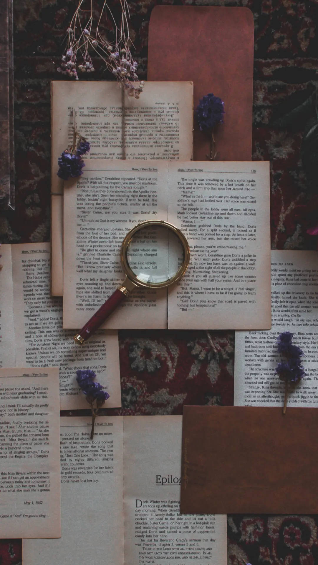 Естетика на тъмната академия с отворени книги Тапет