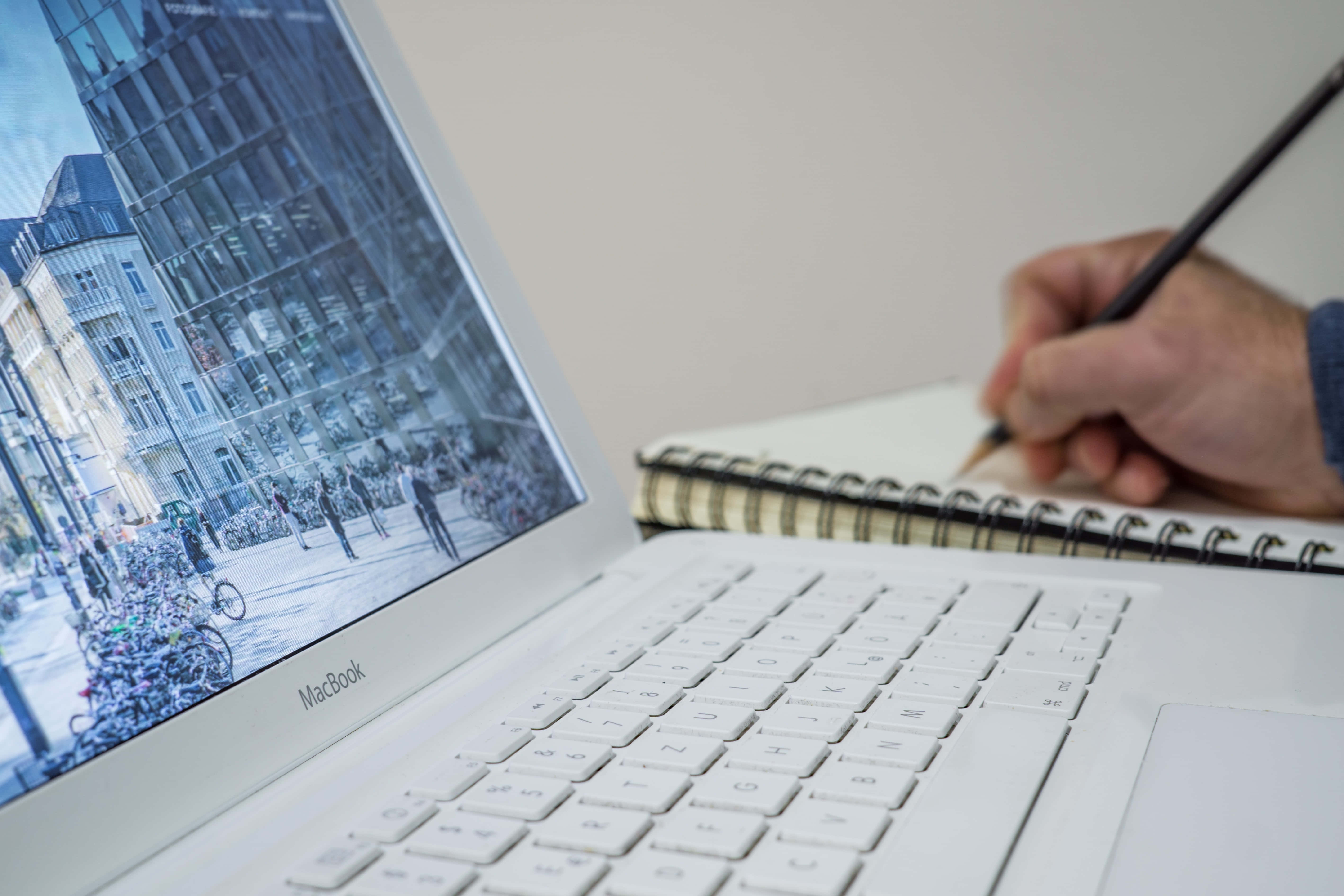 Естетичен Macbook, стилно и модерно технологично устройство Тапет