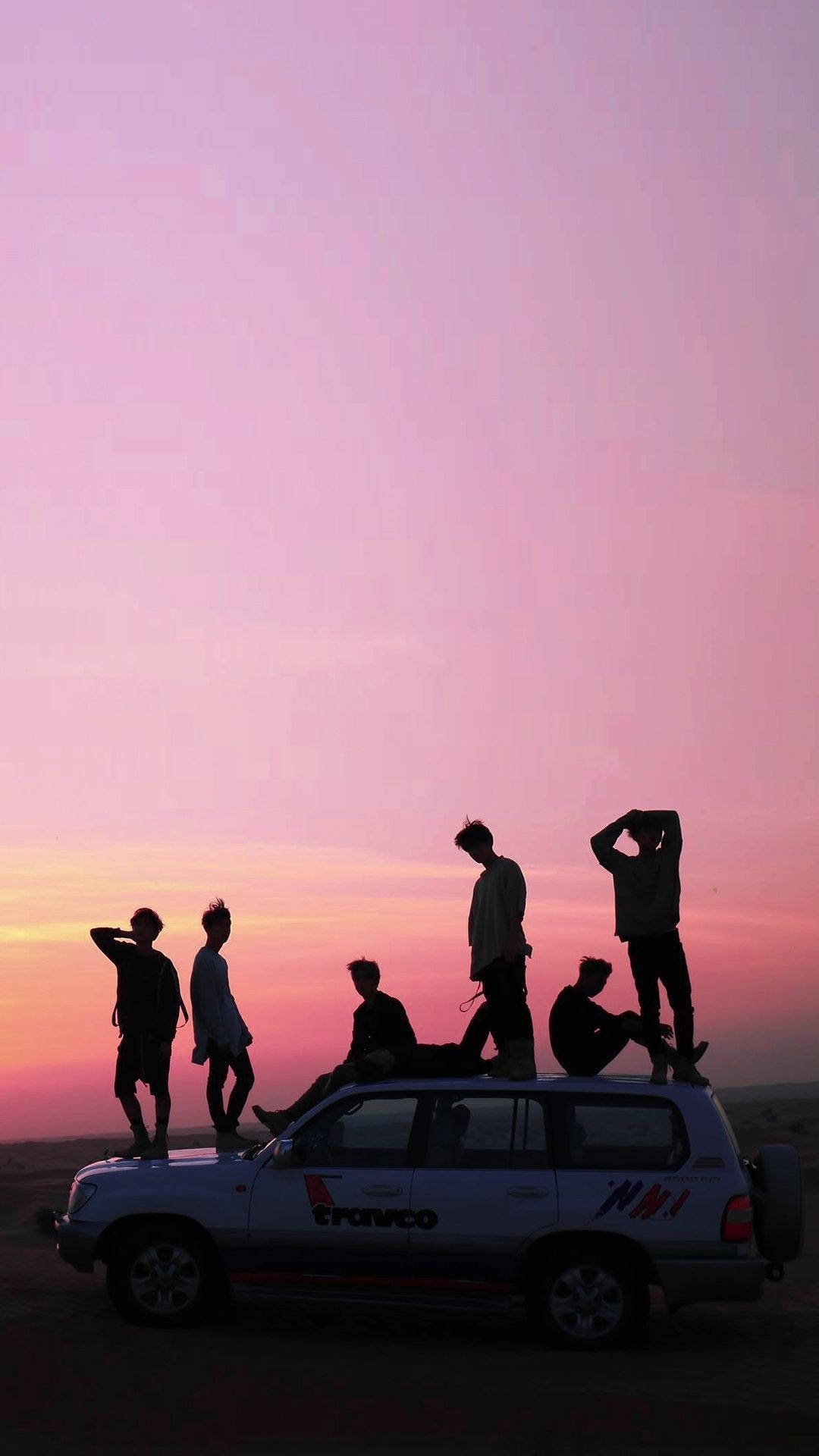 Естетичен силует на BTS на розово небе Тапет