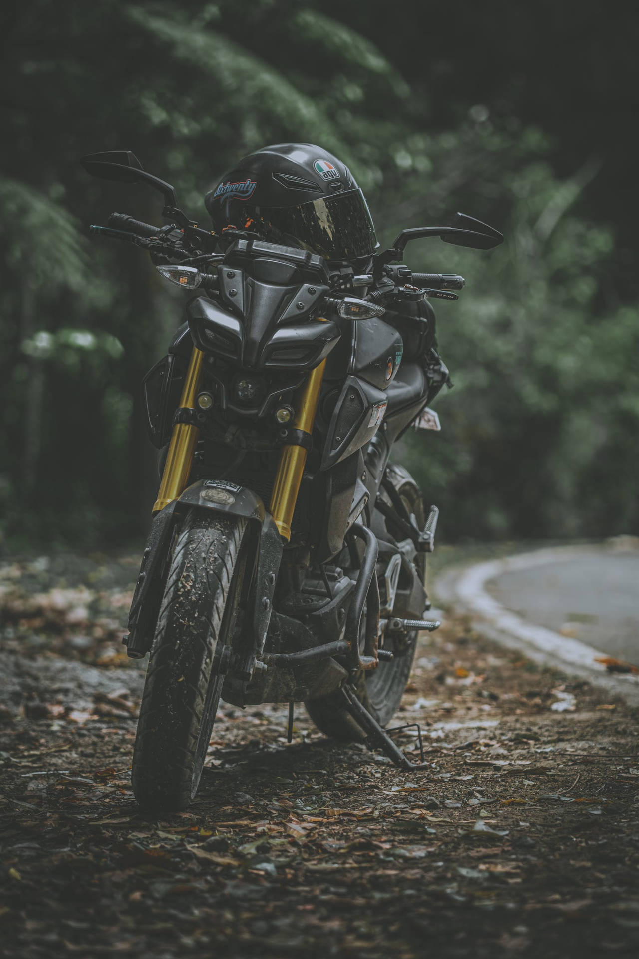 Черен Yamaha MT 15 със златни хидравлични вилки