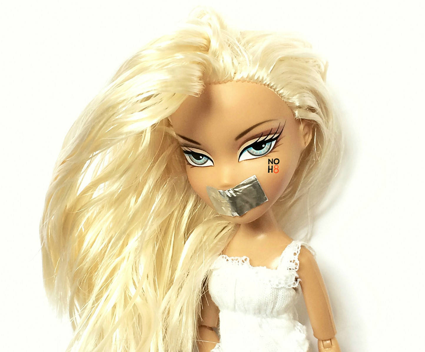 Естетична бяла кукла Bratz като заложник Тапет