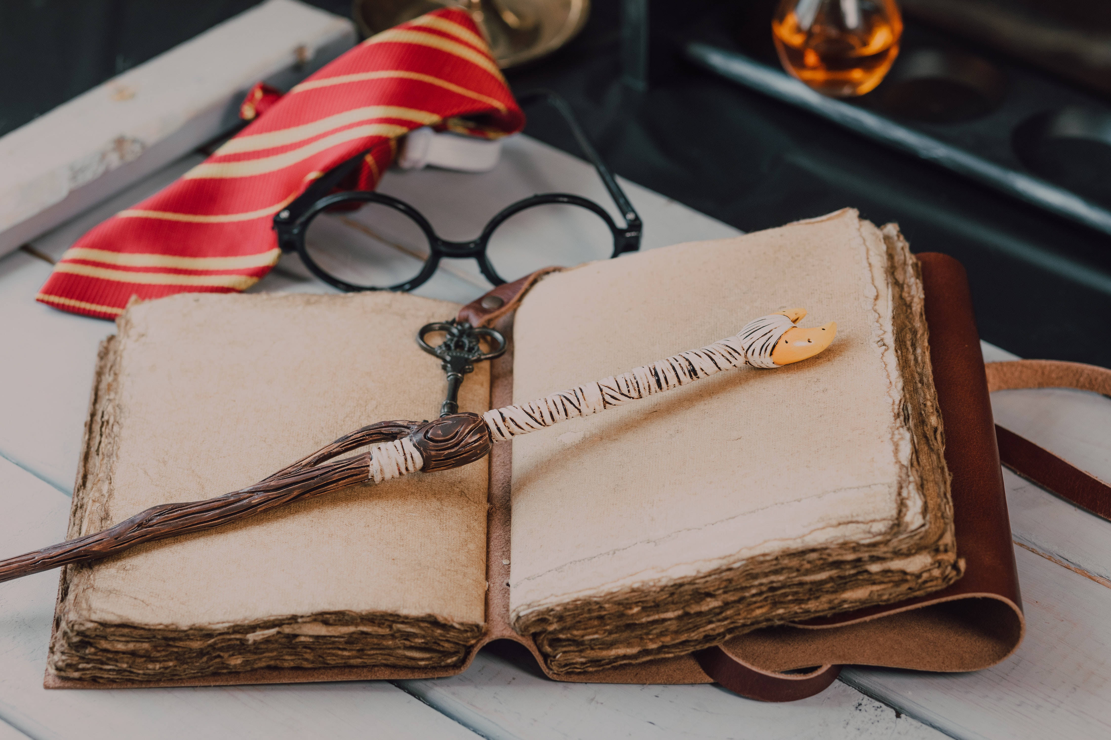 Естетична пръчка и книга заклинания от Хари Потър Тапет
