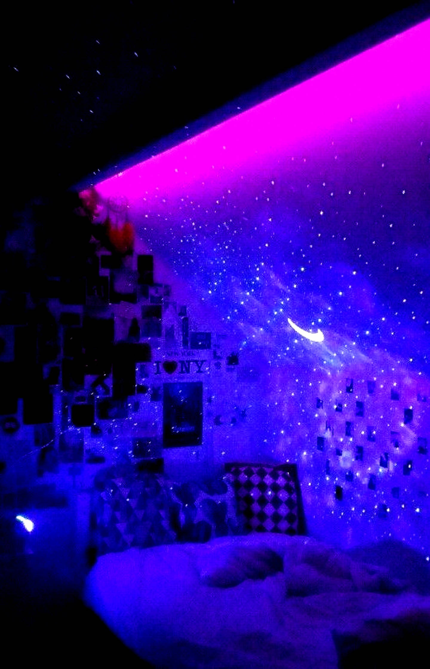 Естетична спалня с LED светлина Тапет