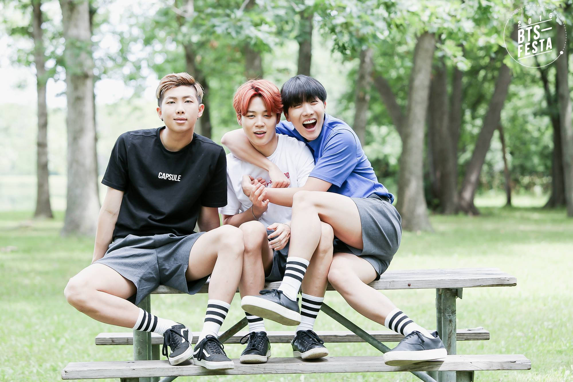Естетично трио BTS на паркова пейка Тапет