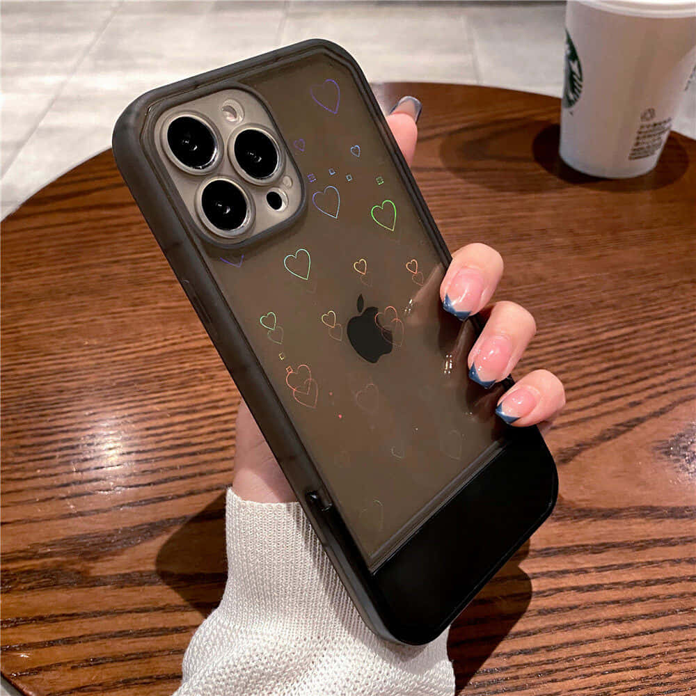 жена, държаща калъф за iPhone 11 със сърца върху него Тапет