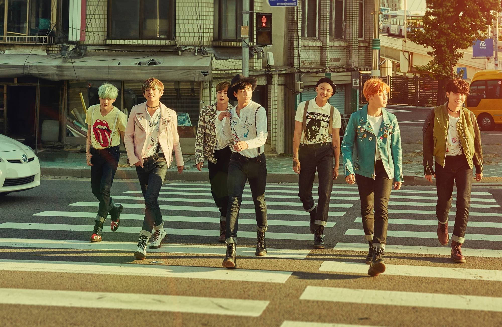 Забележителен BTS тапет за лаптоп Тапет