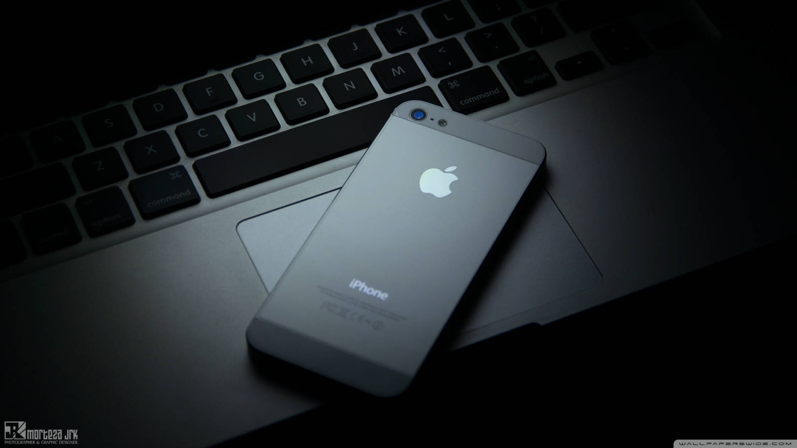 Завладяващ Apple iPhone на дървена маса
