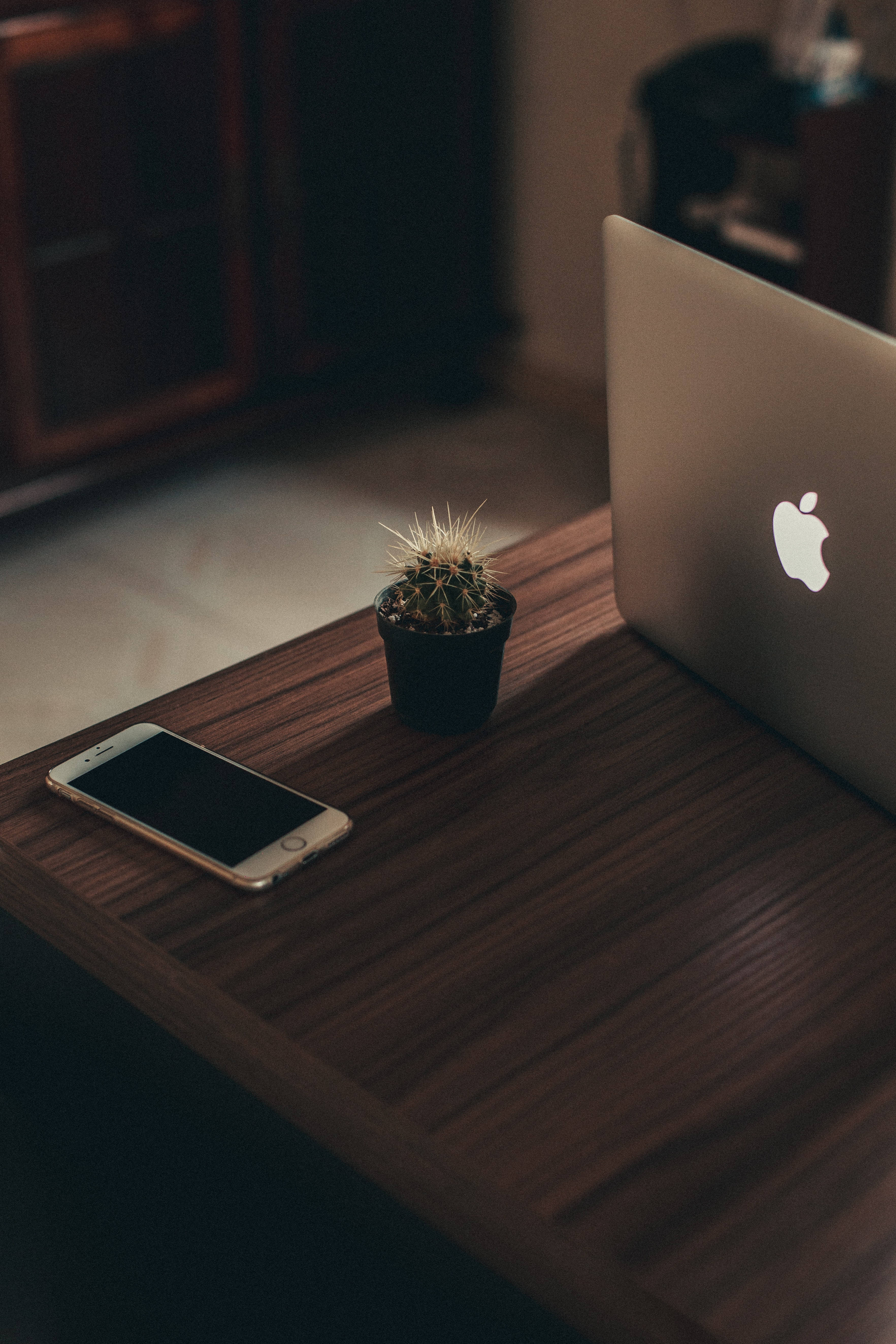 Завладяващ нощен космически изглед от екрана на Mac Тапет