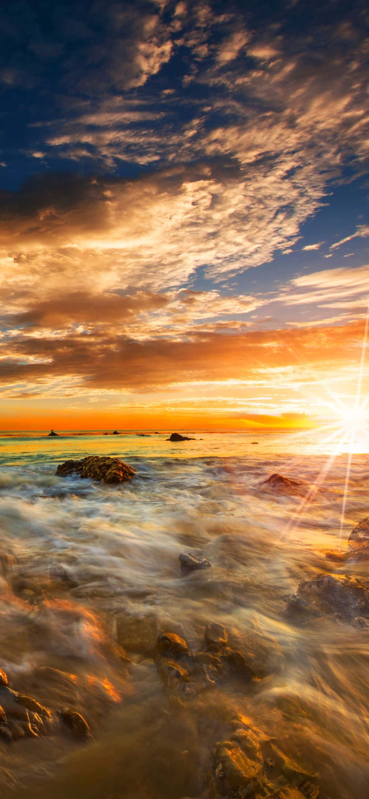 Залез на слънцето край вълните в Малибу за iPhone Xs Max Тапет