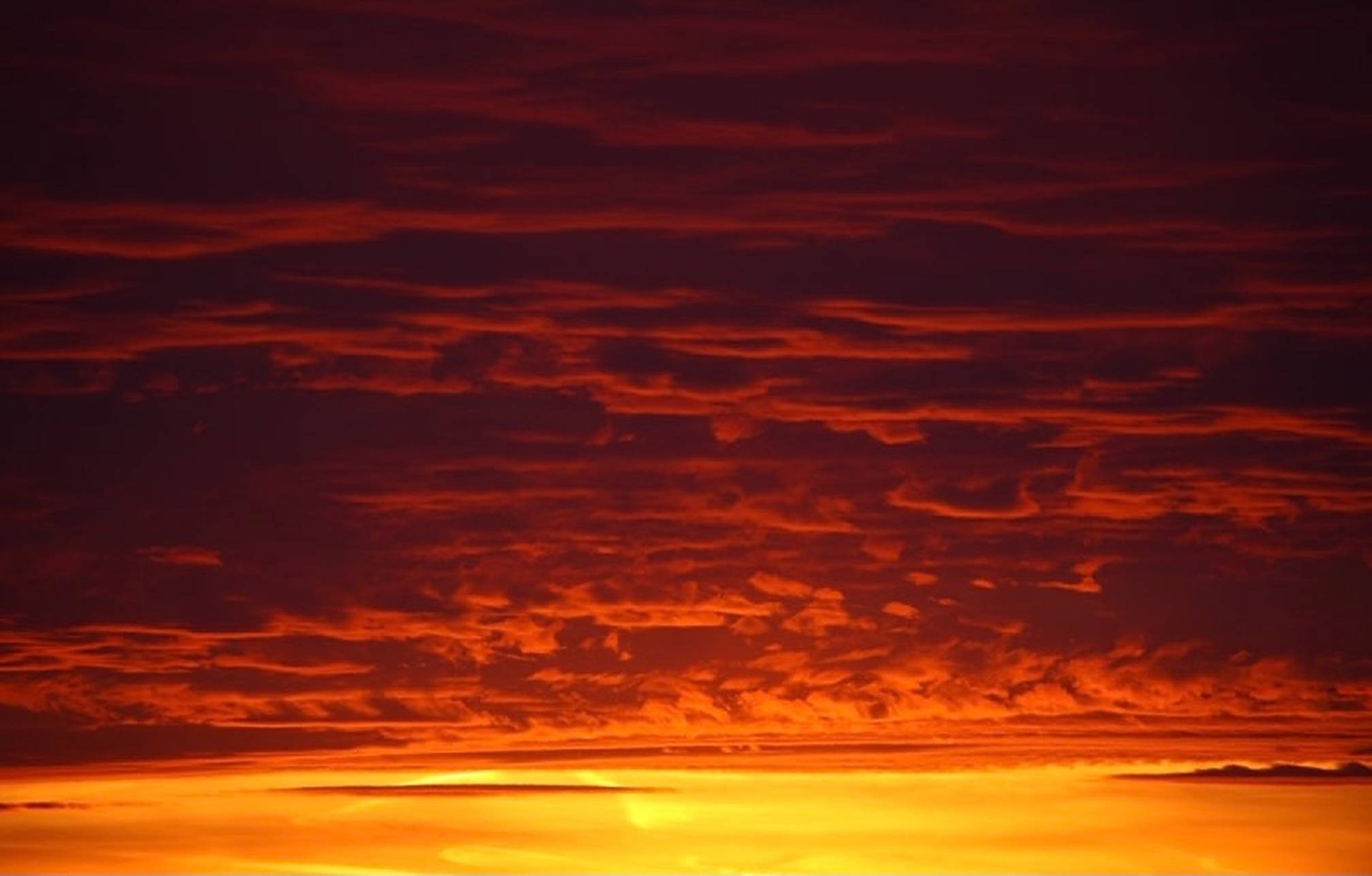 Залез с тъмно оранжево небе Тапет