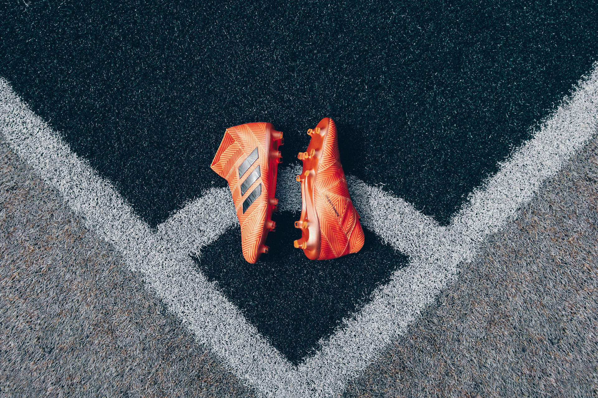 Тапет с футболни обувки Adidas на корнер арката.