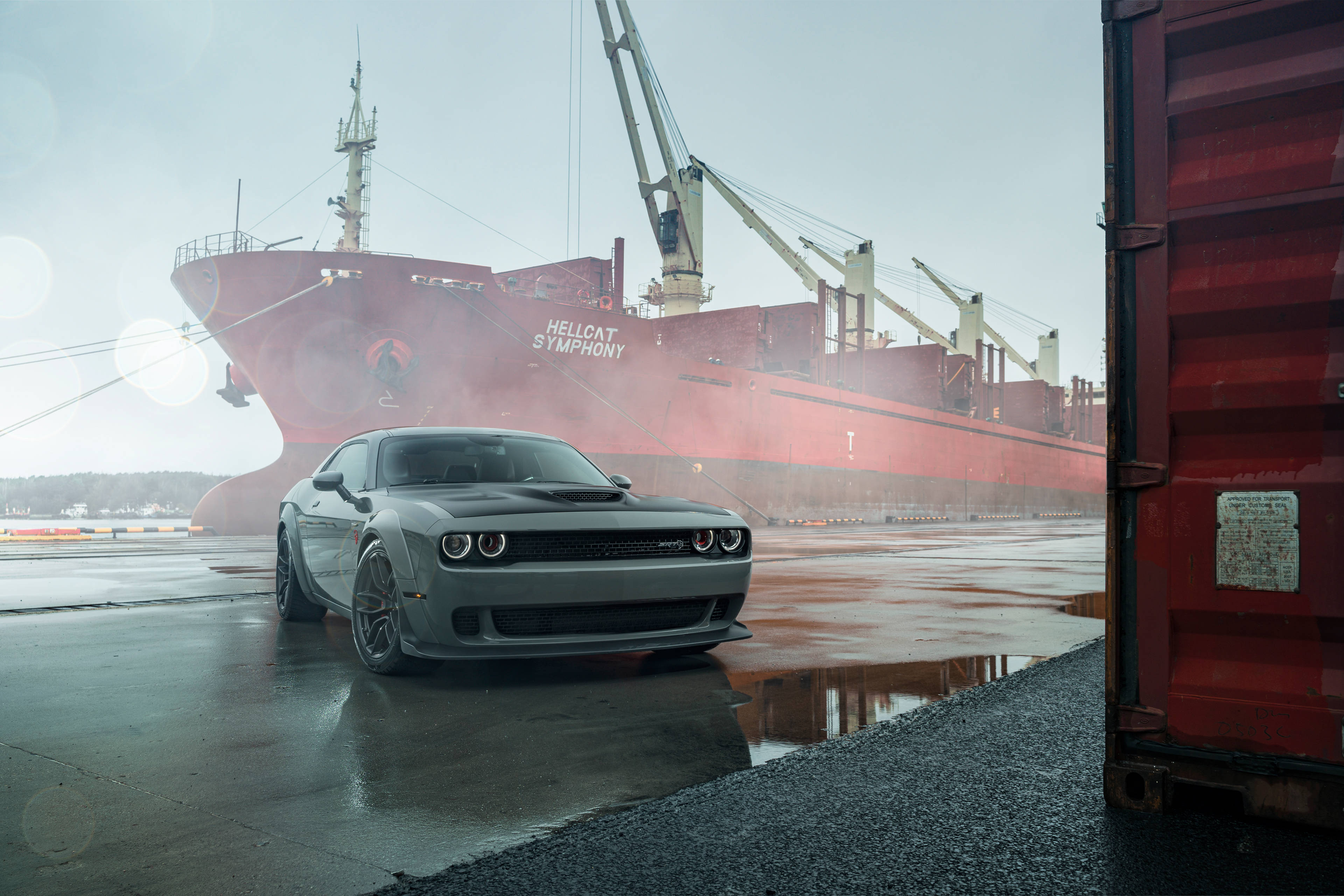 Зашеметяващ сив Dodge Challenger Demon 4K, паркиран в градска среда Тапет