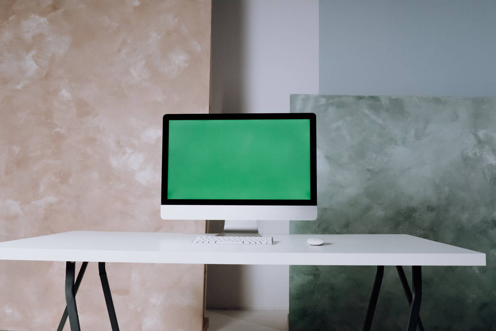 Зелен екран iMac в офис Тапет