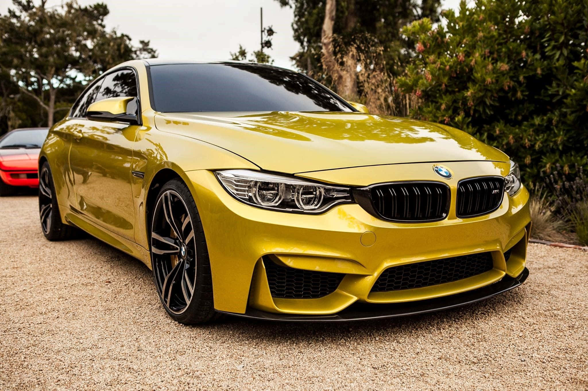 Златен луксозен автомобил BMW Тапет