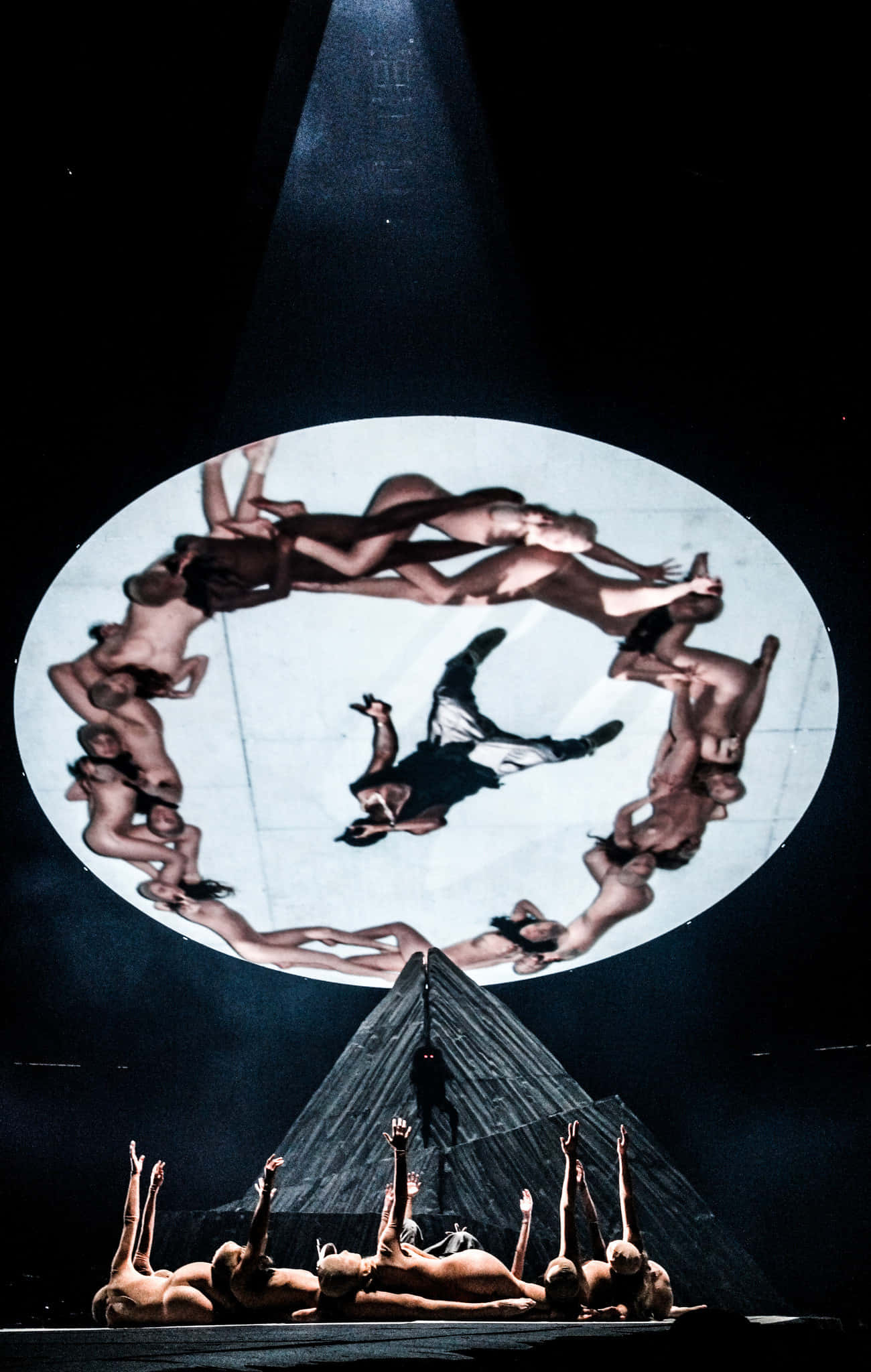 Кание Уест показва уникален стил на турнето Yeezus Тапет