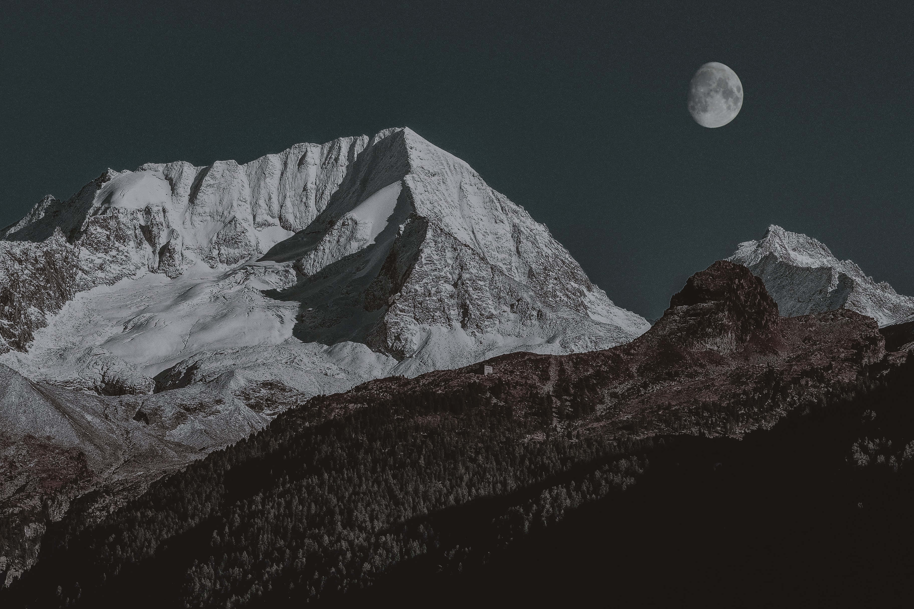 Картина с бели планини и луна Тапет