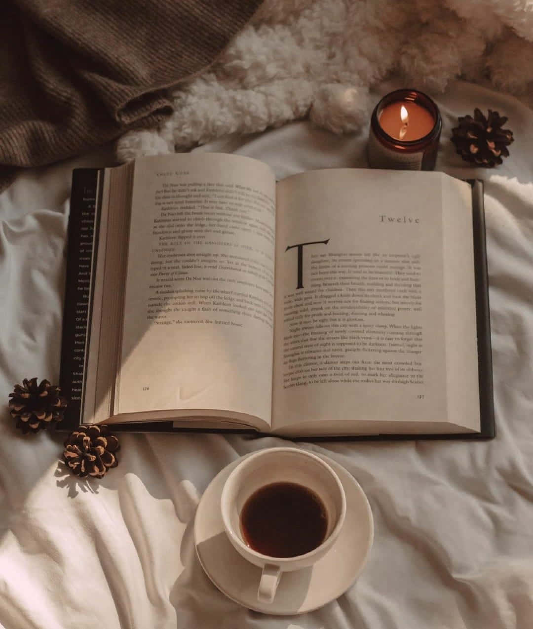 Книга, свещ и чаша кафе на легло Тапет