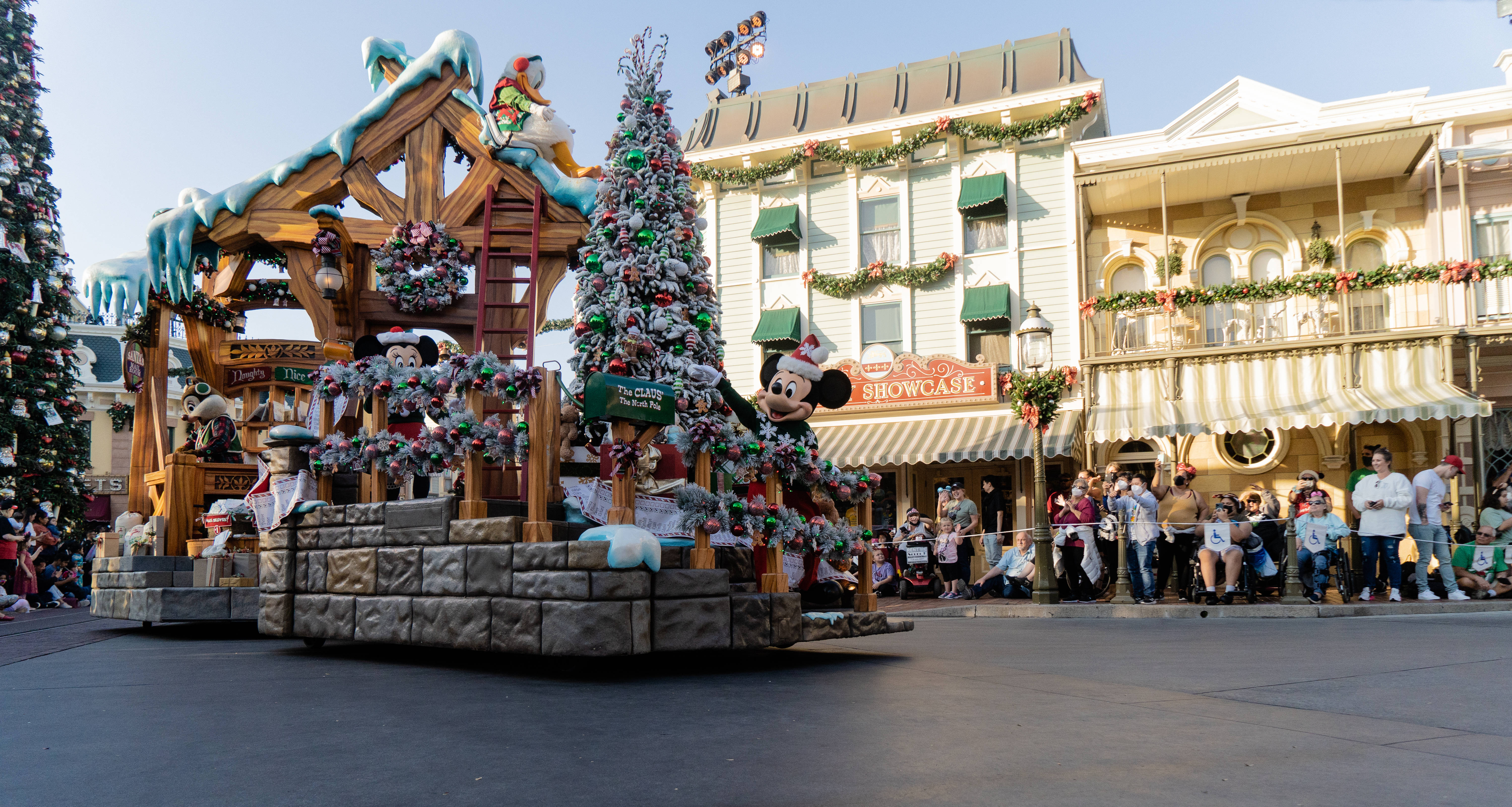 Коледният парад на Disney Village Тапет