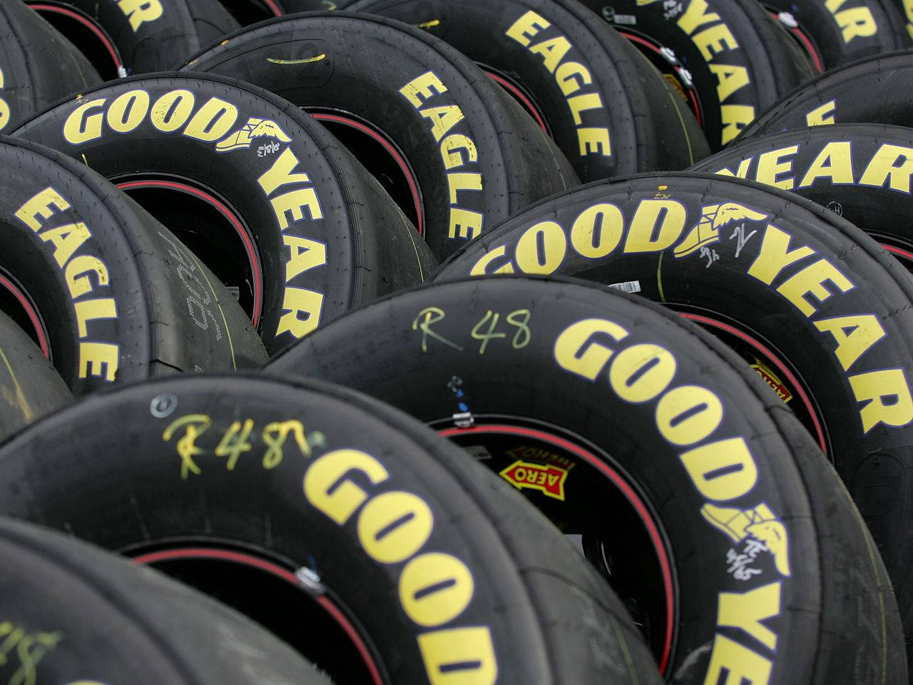 Колекция от черни гуми Goodyear