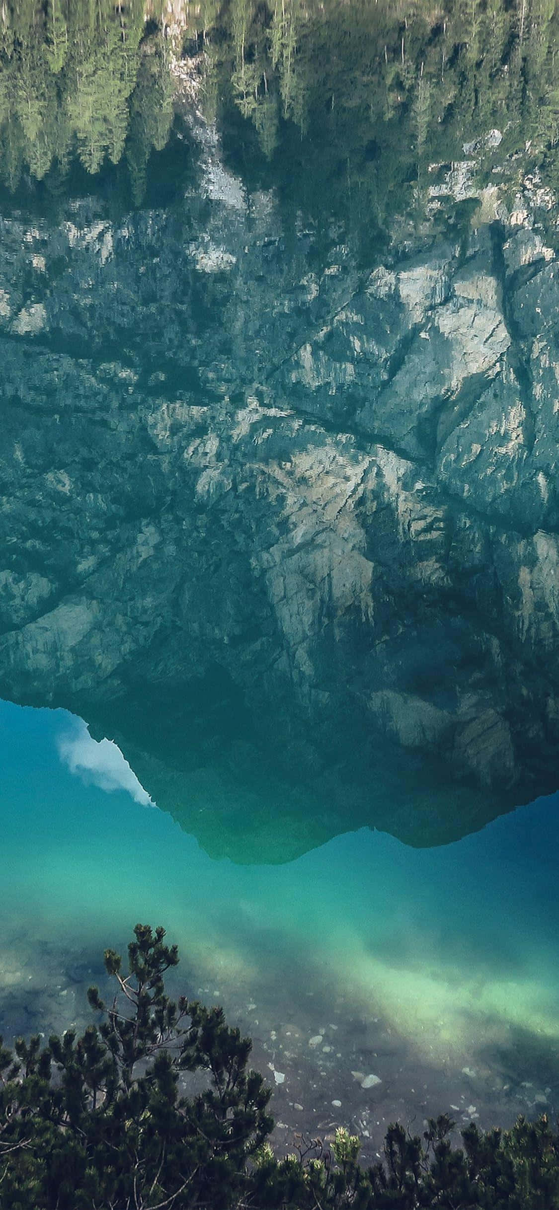Красив водопад в девствена гора: природа фон за iPhone X Тапет