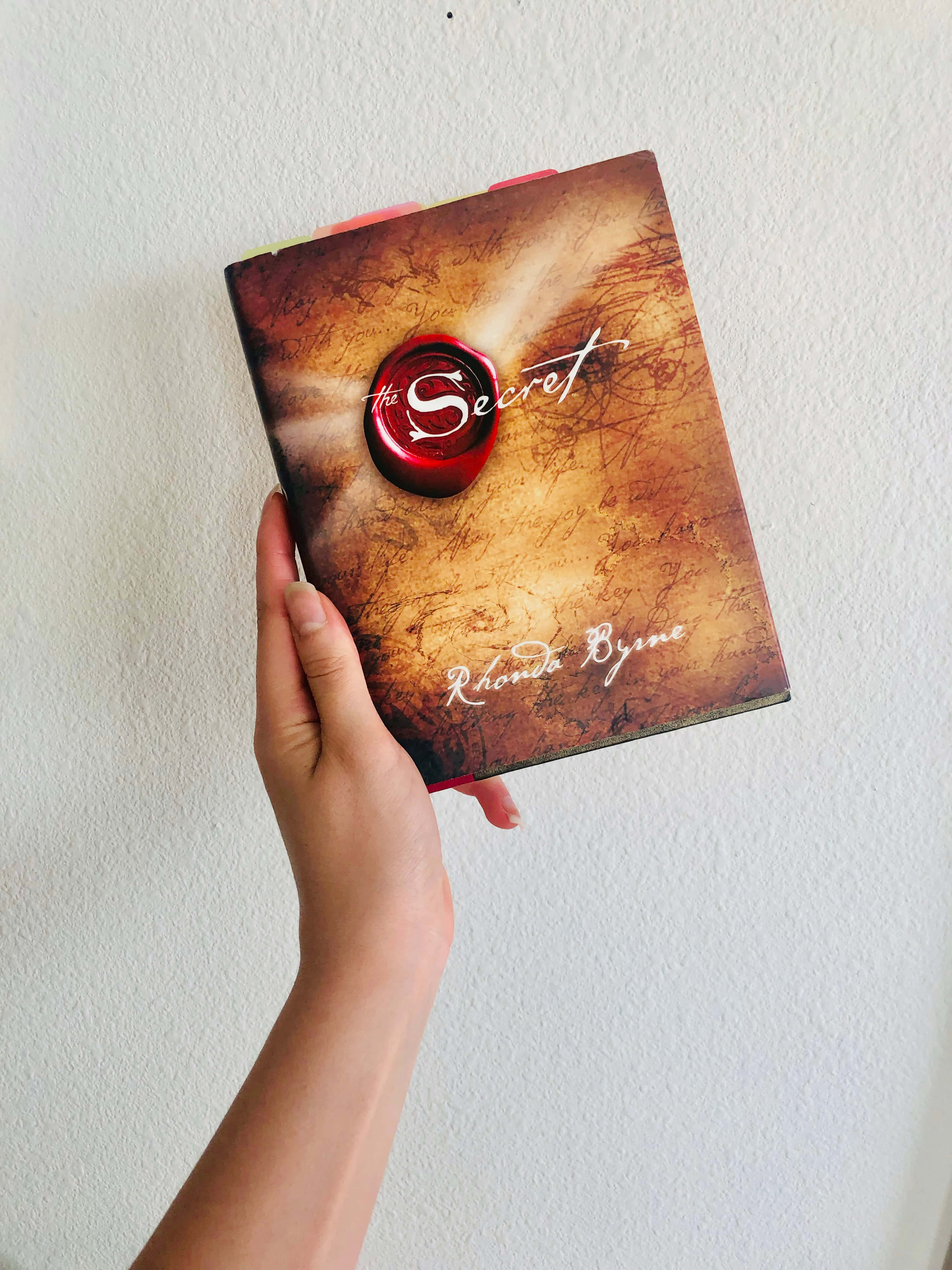 Купища книги с антични гръбчета, подредени върху топъл прозорец с форма на буквата А Тапет