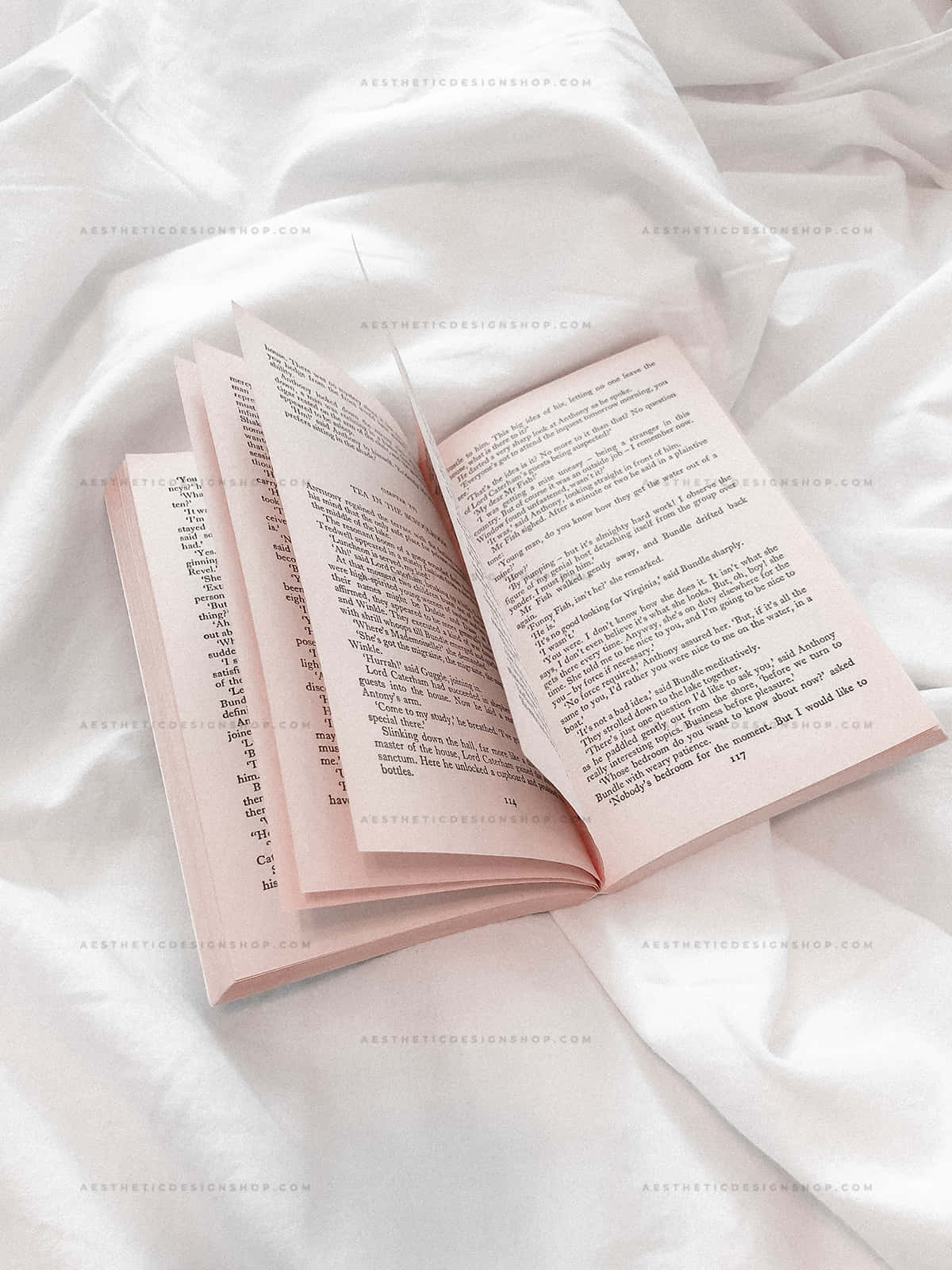 Купчина книги, заобиколена с цветя и растения Тапет