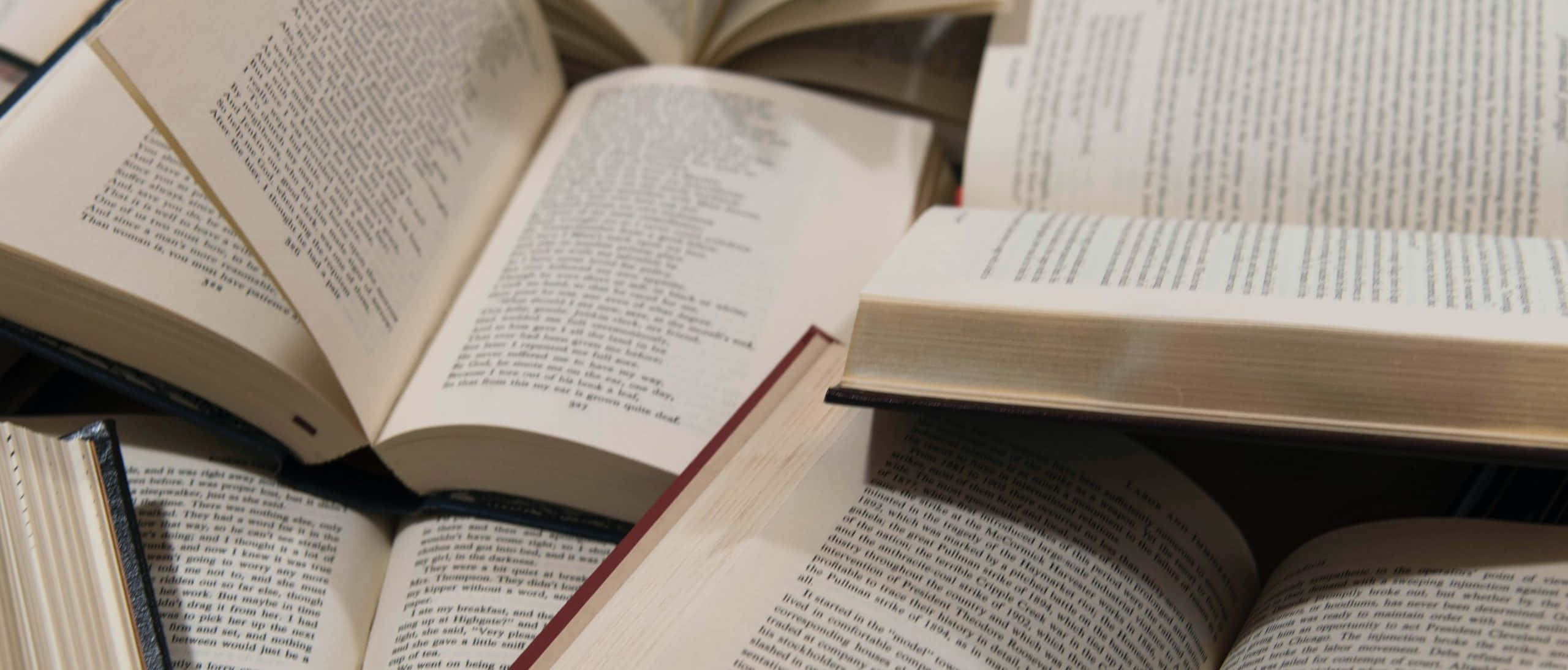 купчина книги на маса Тапет