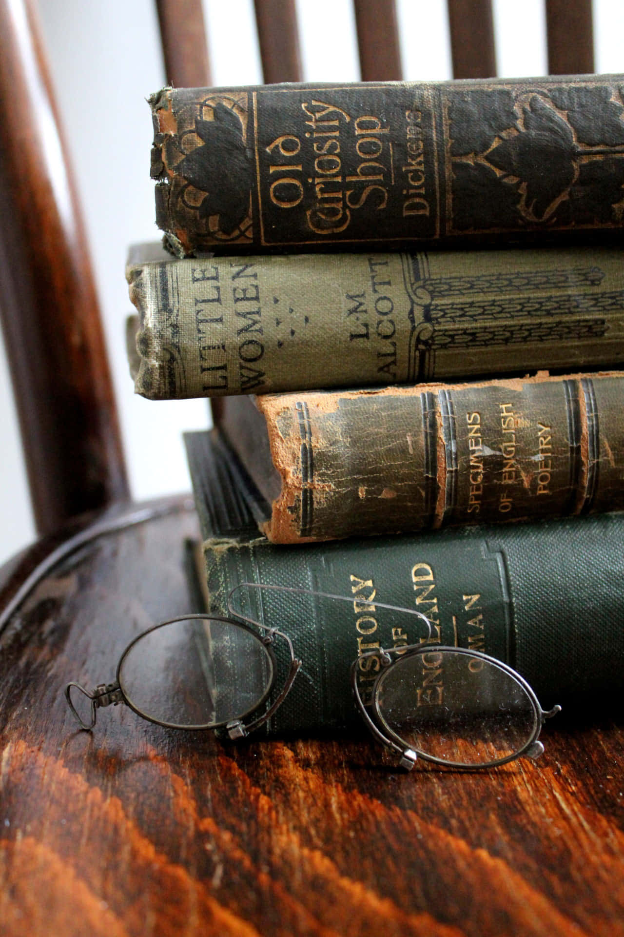 купчина книги на дървен стол Тапет
