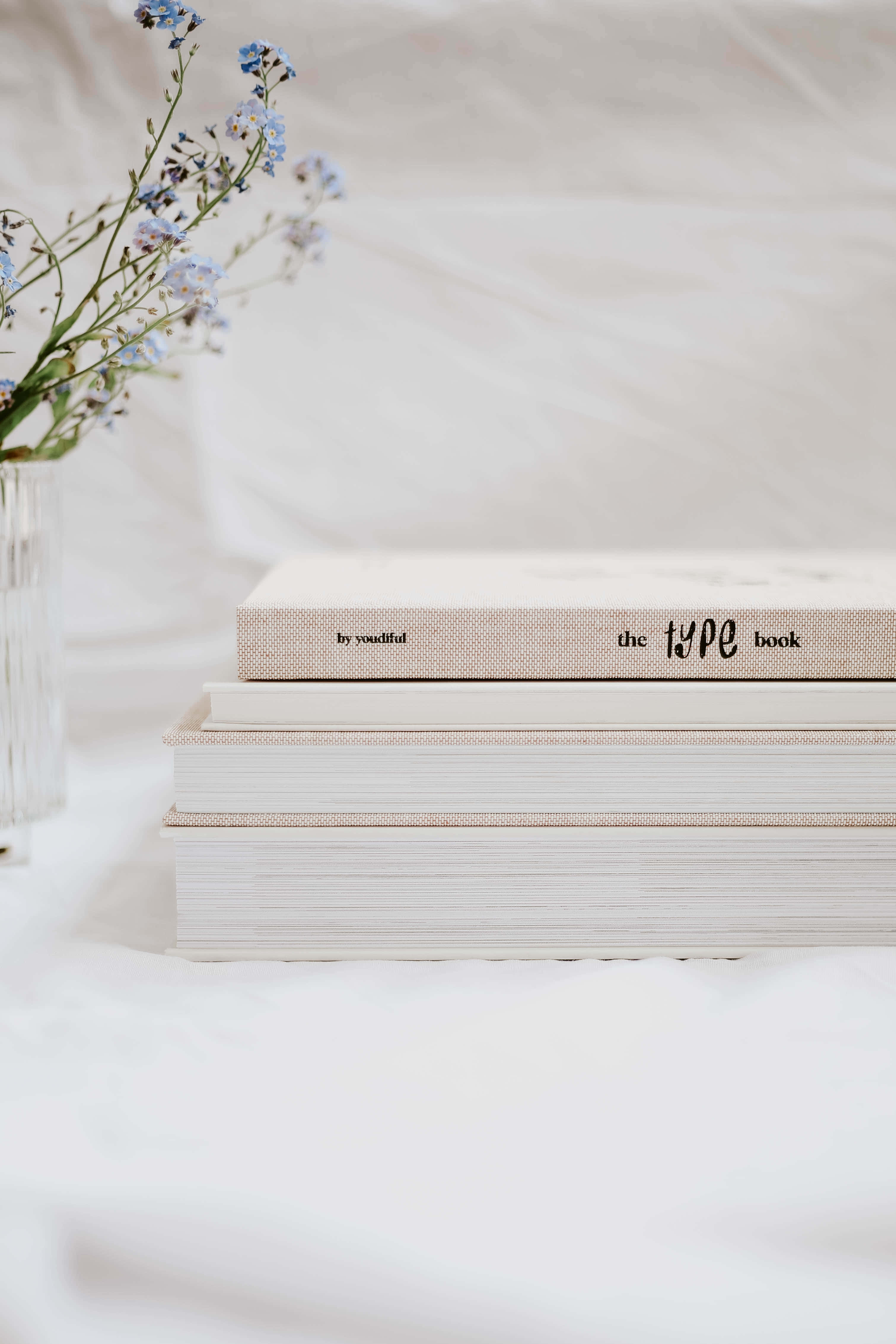 купчина книги с цветя отгоре Тапет