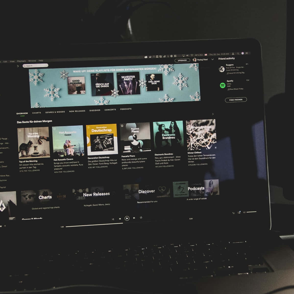 Лаптоп с корици на Spotify плейлисти тъмна снимка Тапет