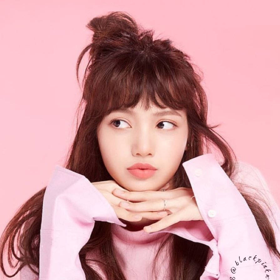 Тапет на Blackpink с Лиса в розов топ на пастелно розова стена
