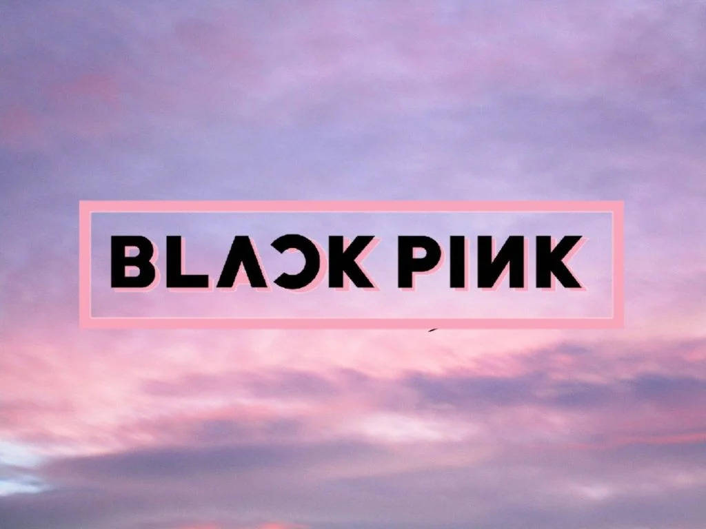 Лого на Blackpink върху пастелен фон на небето