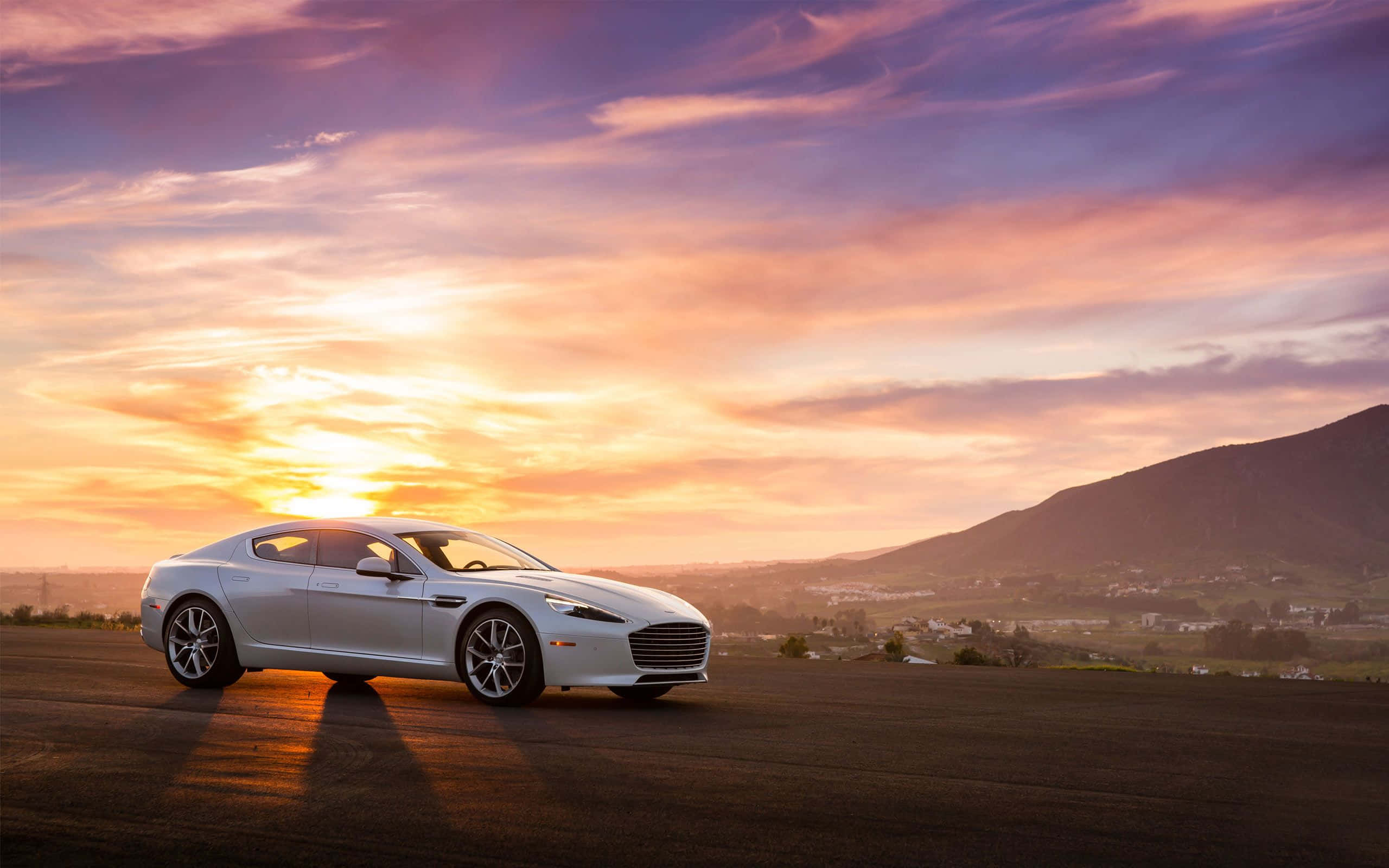 Луксозен спортивен автомобил Aston Martin Rapide S Тапет